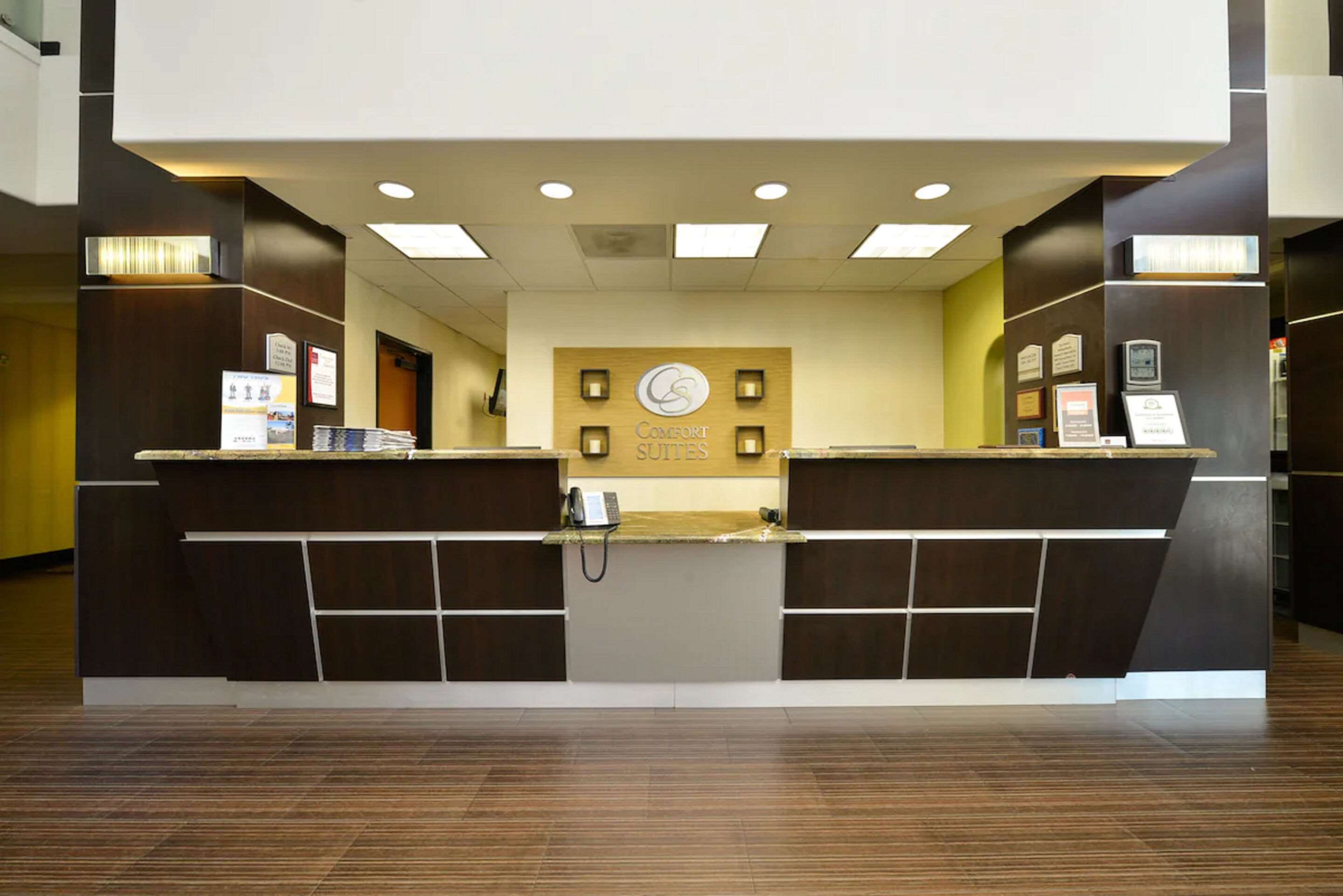 Front desk | Comfort Suites Turlock