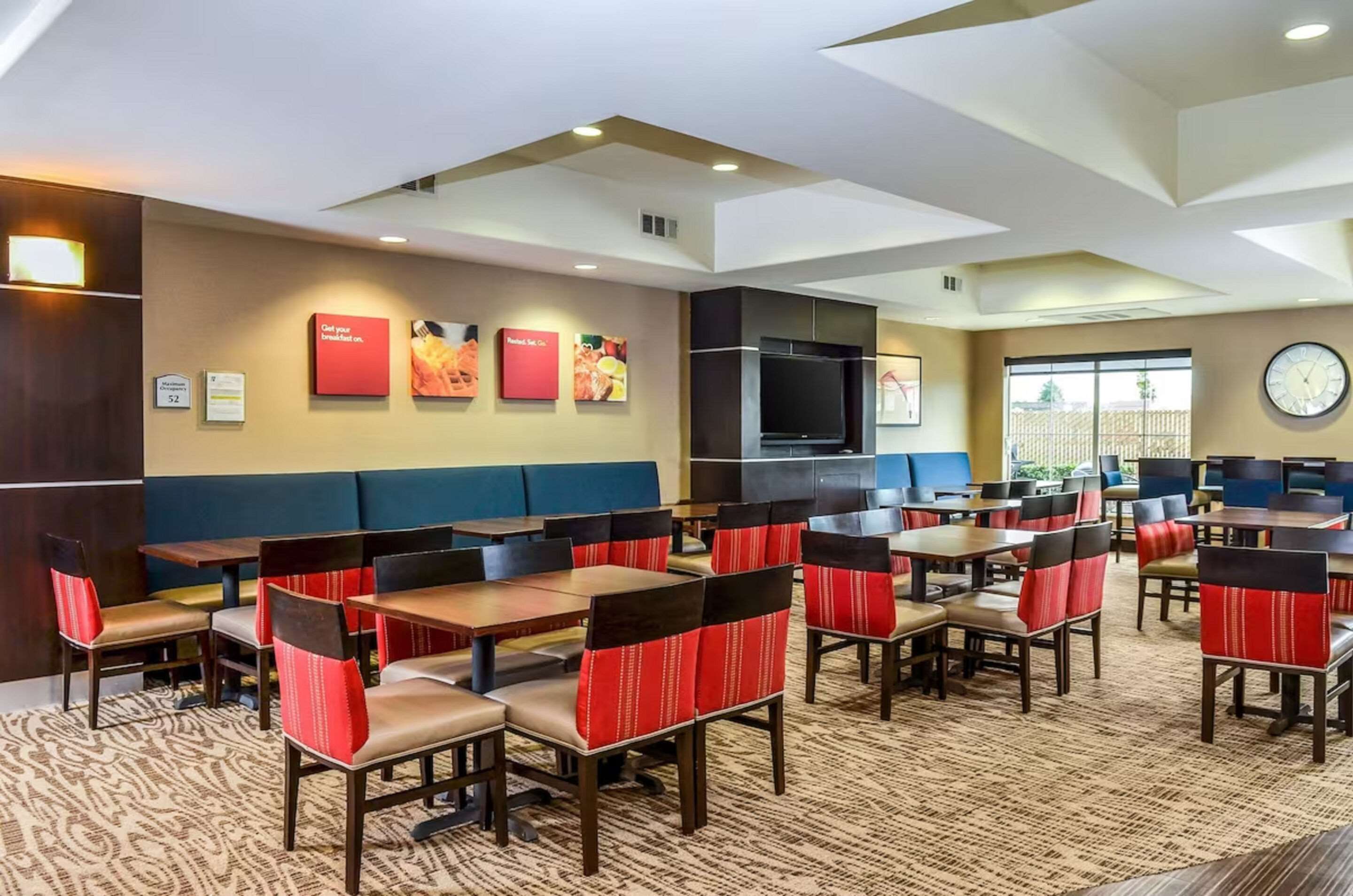 Breakfast area | Comfort Suites Turlock