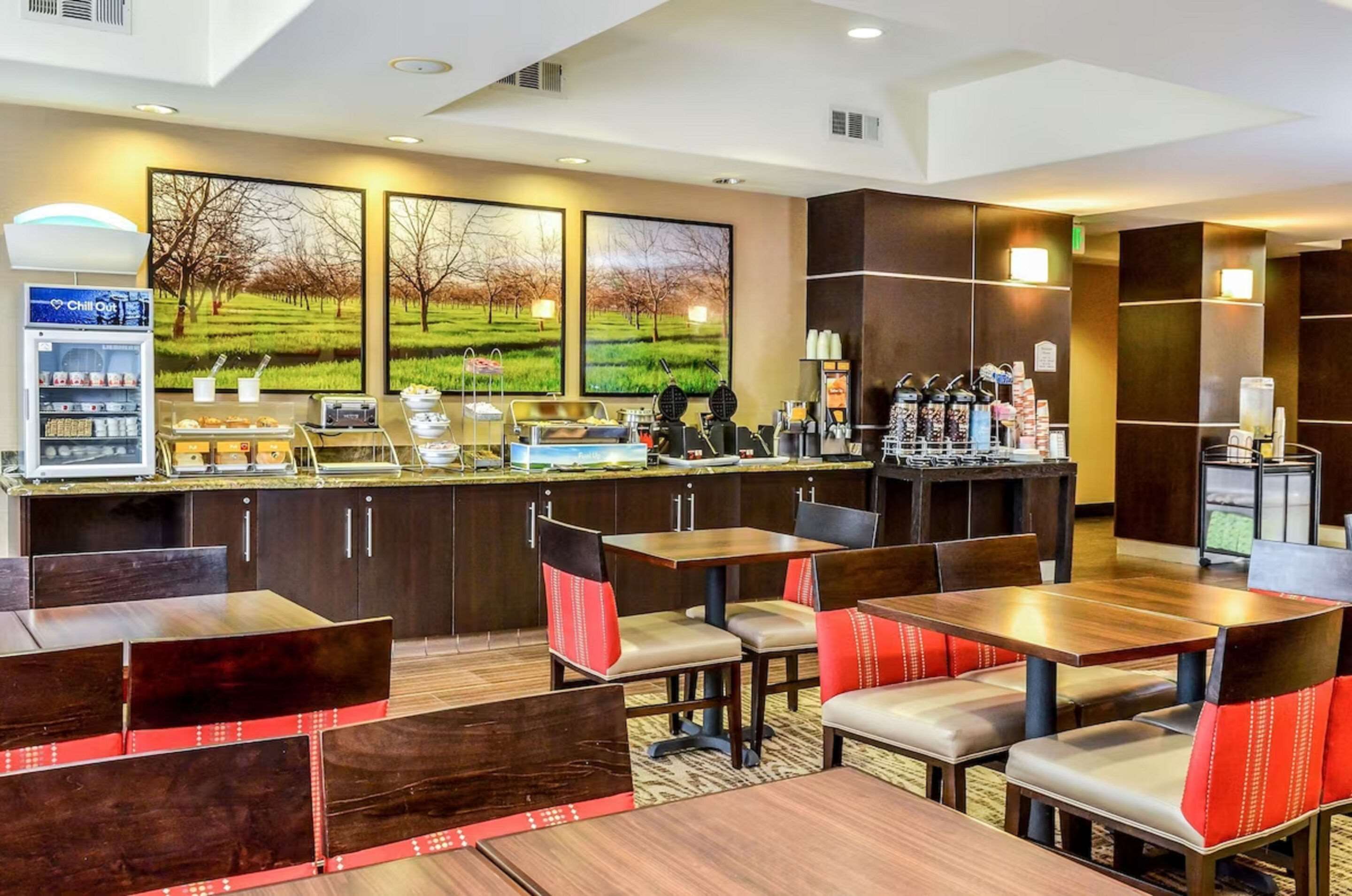 Breakfast area | Comfort Suites Turlock