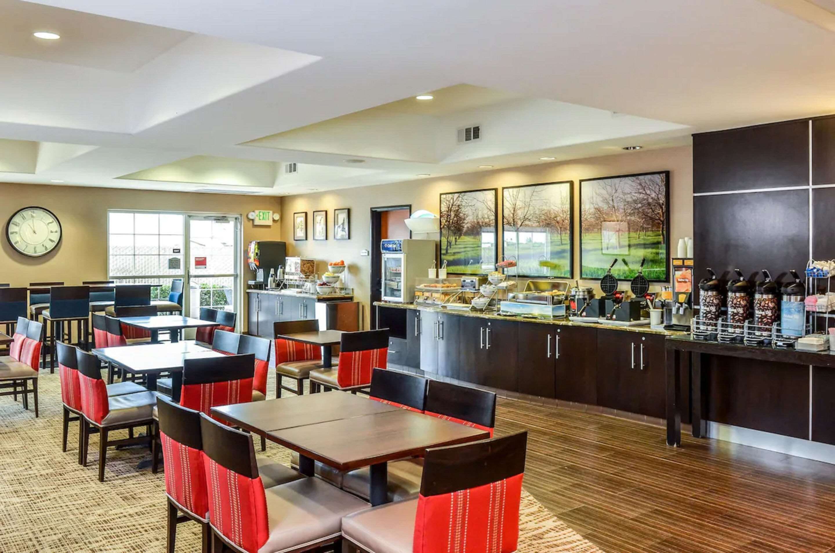 Breakfast area | Comfort Suites Turlock