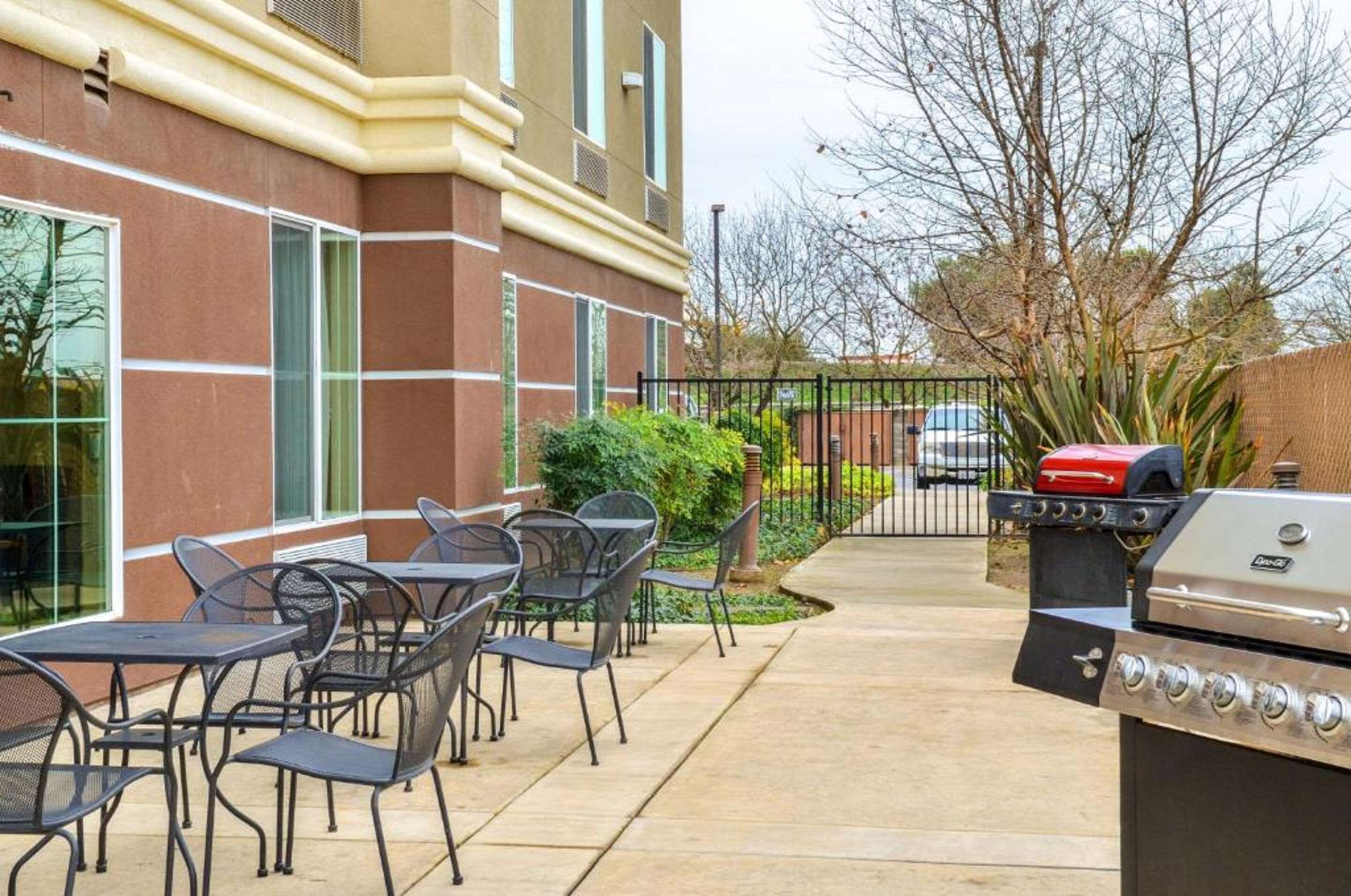 Hotel patio | Comfort Suites Turlock