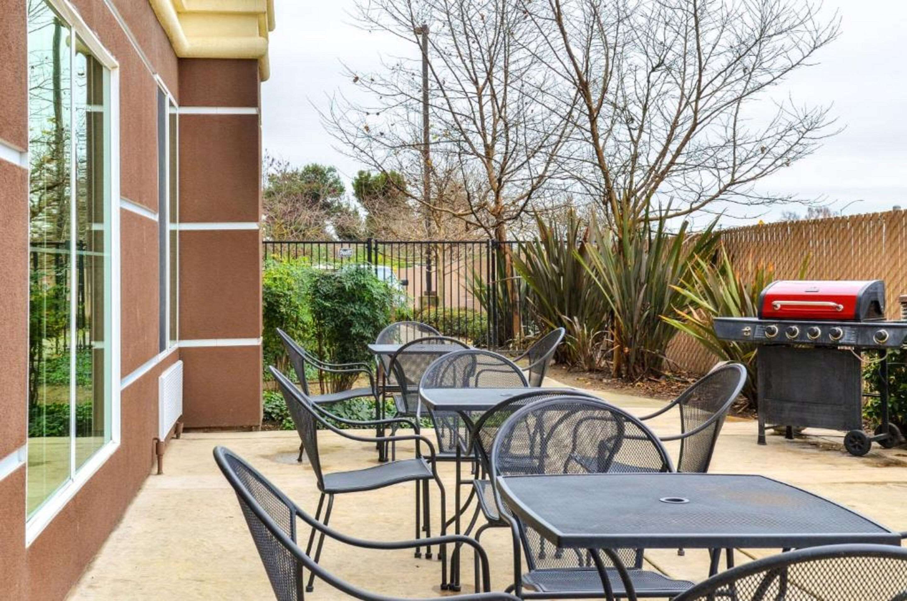 Hotel patio | Comfort Suites Turlock