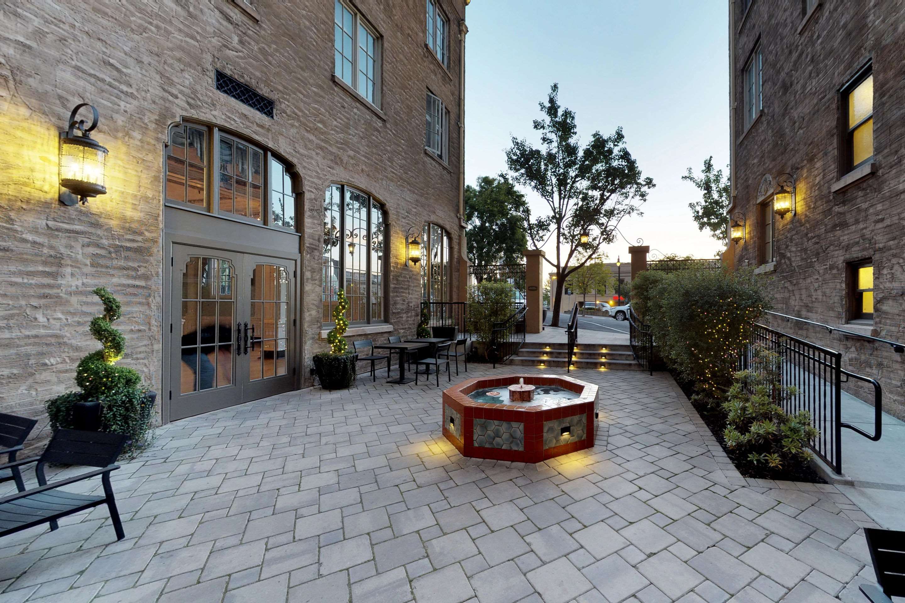 Hotel courtyard | Hotel Petaluma, Ascend Hotel Collection