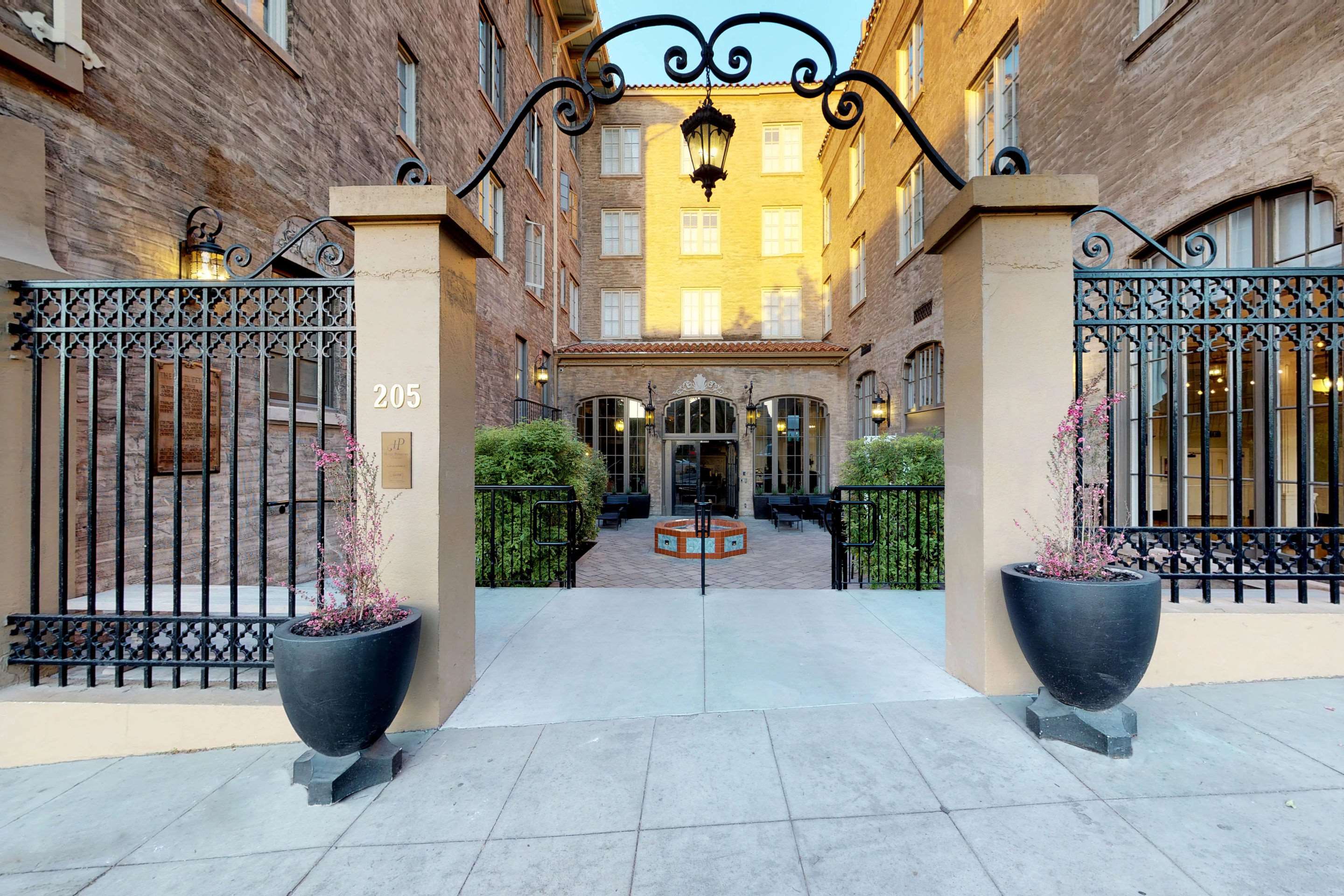 Hotel courtyard | Hotel Petaluma, Ascend Hotel Collection