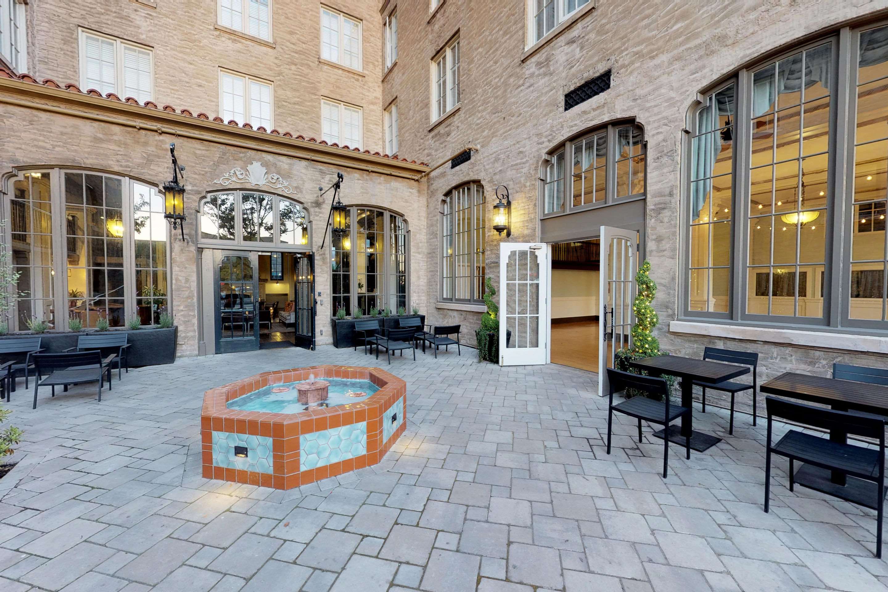 Hotel courtyard | Hotel Petaluma, Ascend Hotel Collection