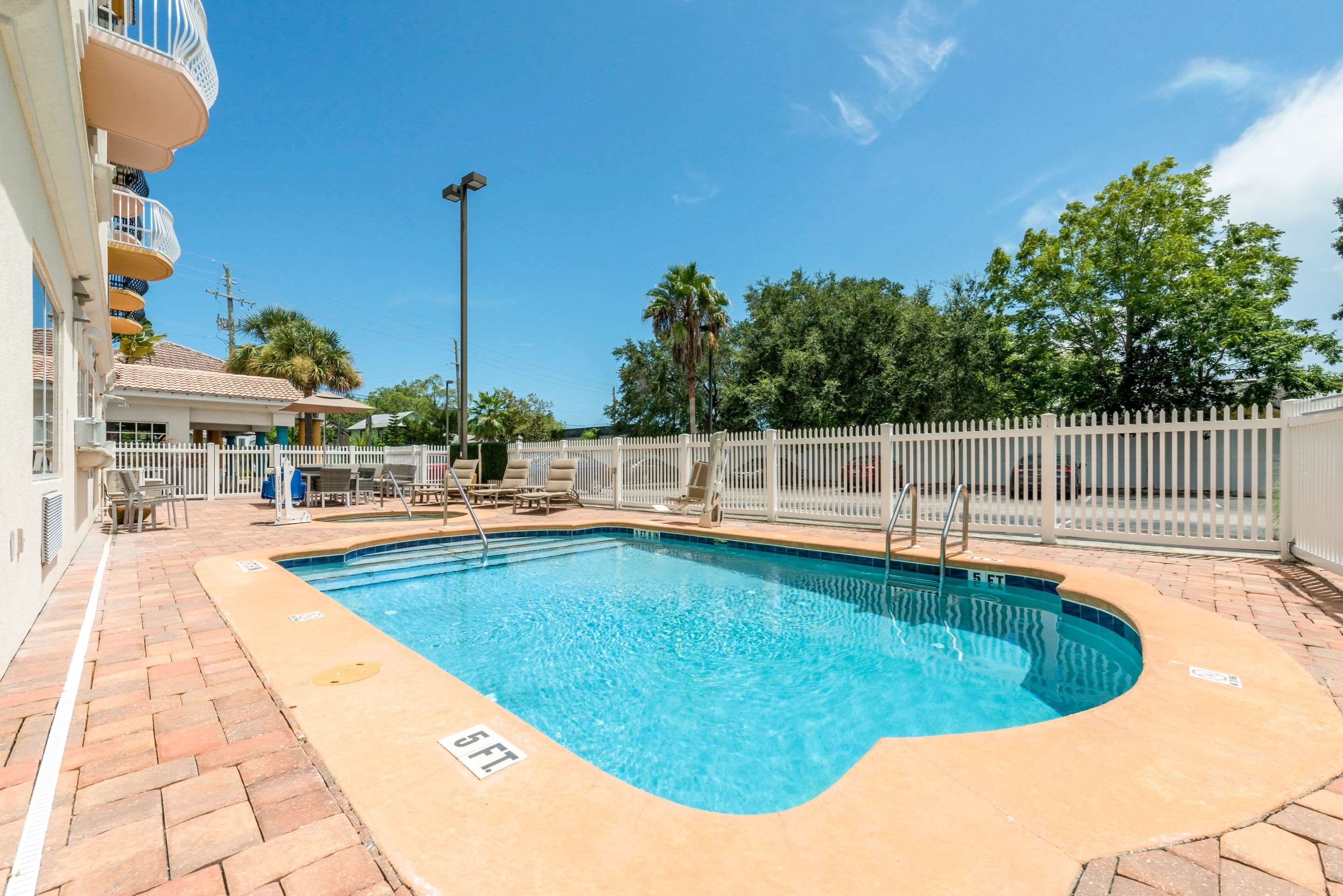 Outdoor pool | Villa Victor, Ascend Hotel Collection