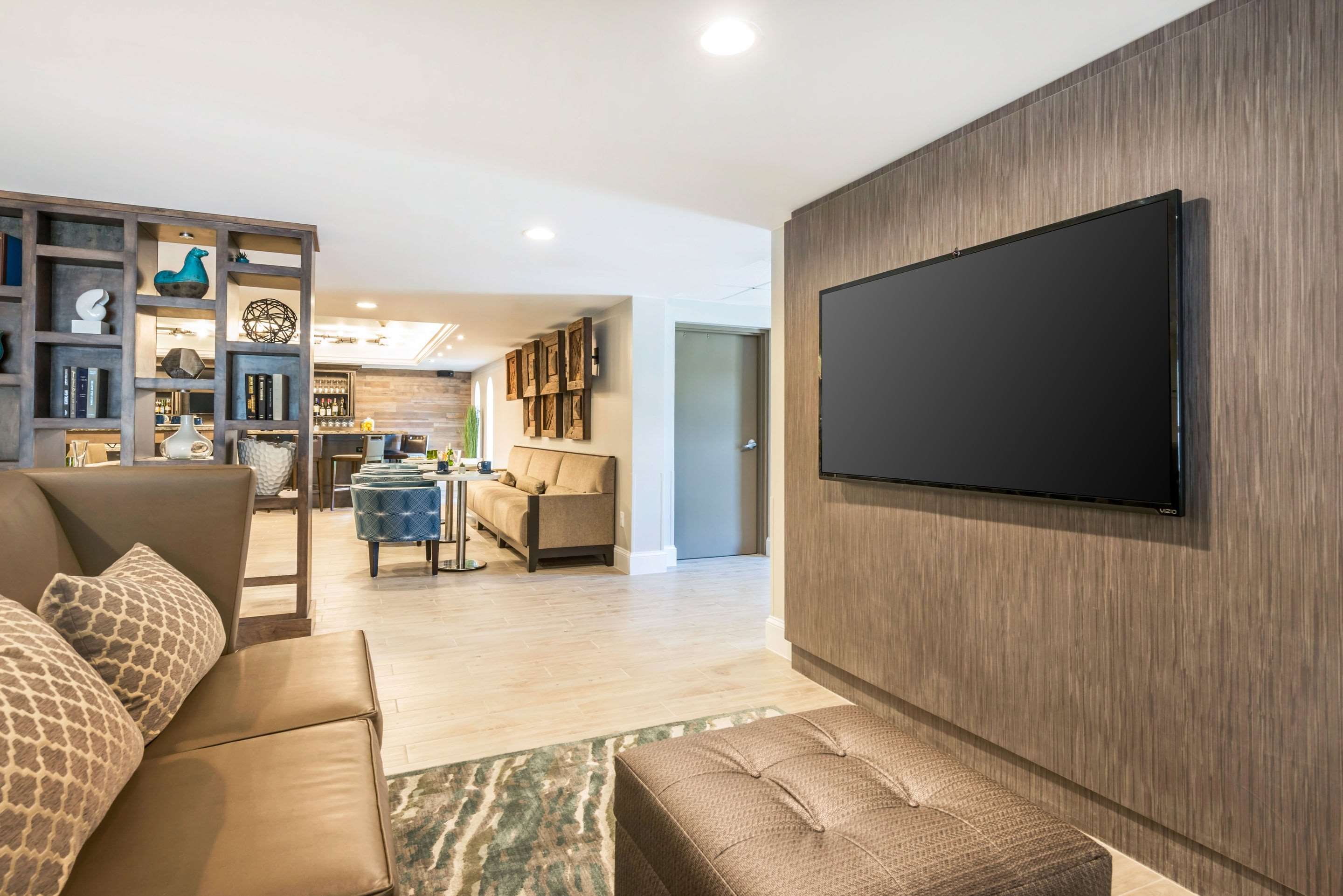 Spacious lobby with sitting area | Villa Victor, Ascend Hotel Collection