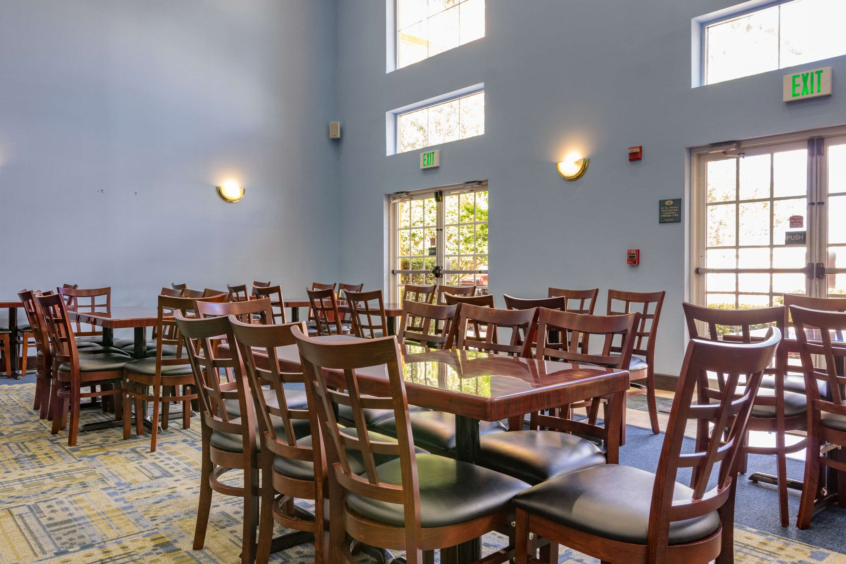 Enjoy breakfast in this seating area | Quality Suites Lake Buena Vista