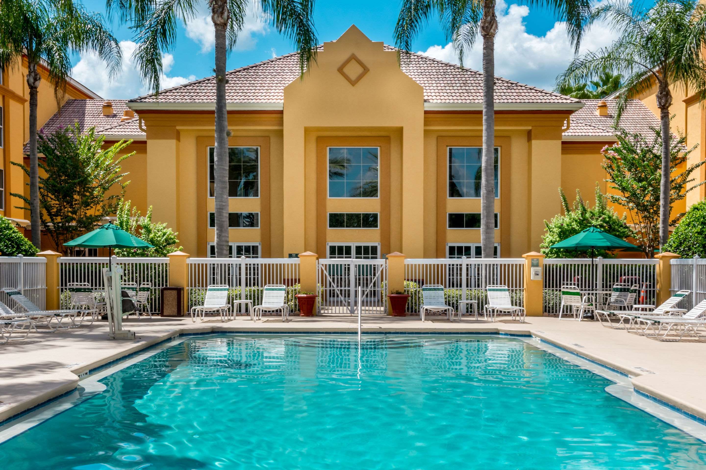 Outdoor pool | Quality Suites Lake Buena Vista