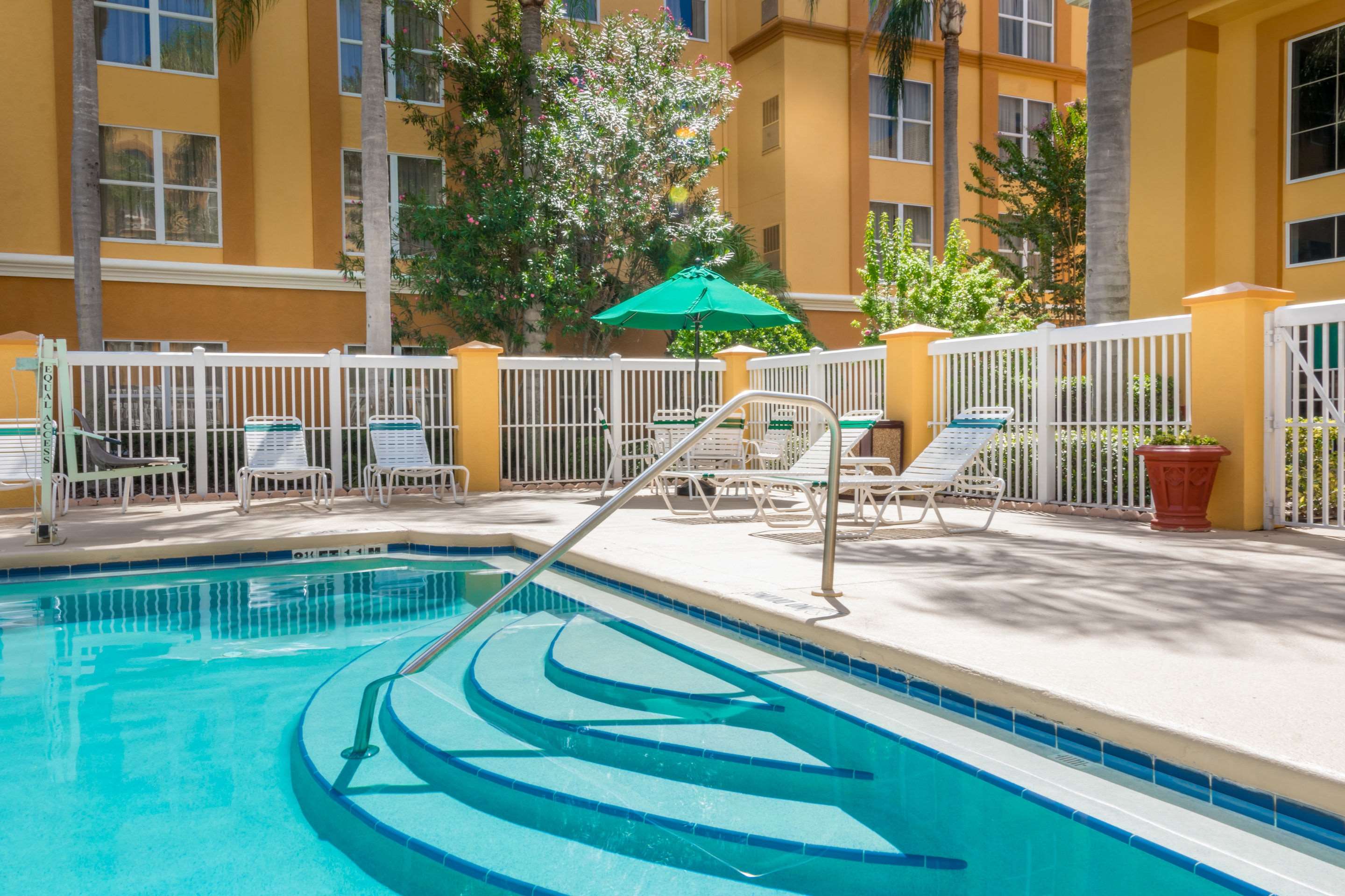 Outdoor pool | Quality Suites Lake Buena Vista