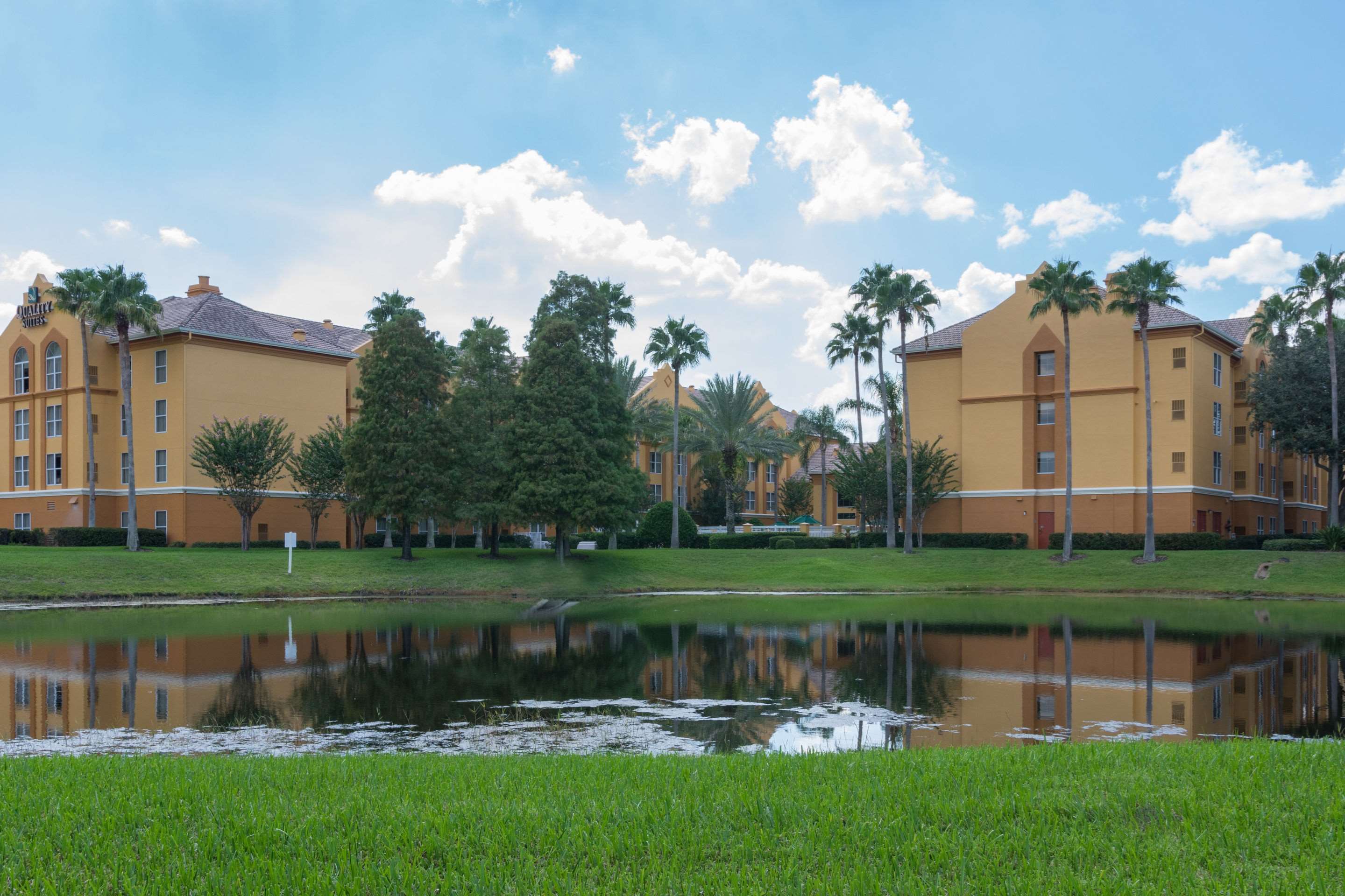 Hotel exterior | Quality Suites Lake Buena Vista