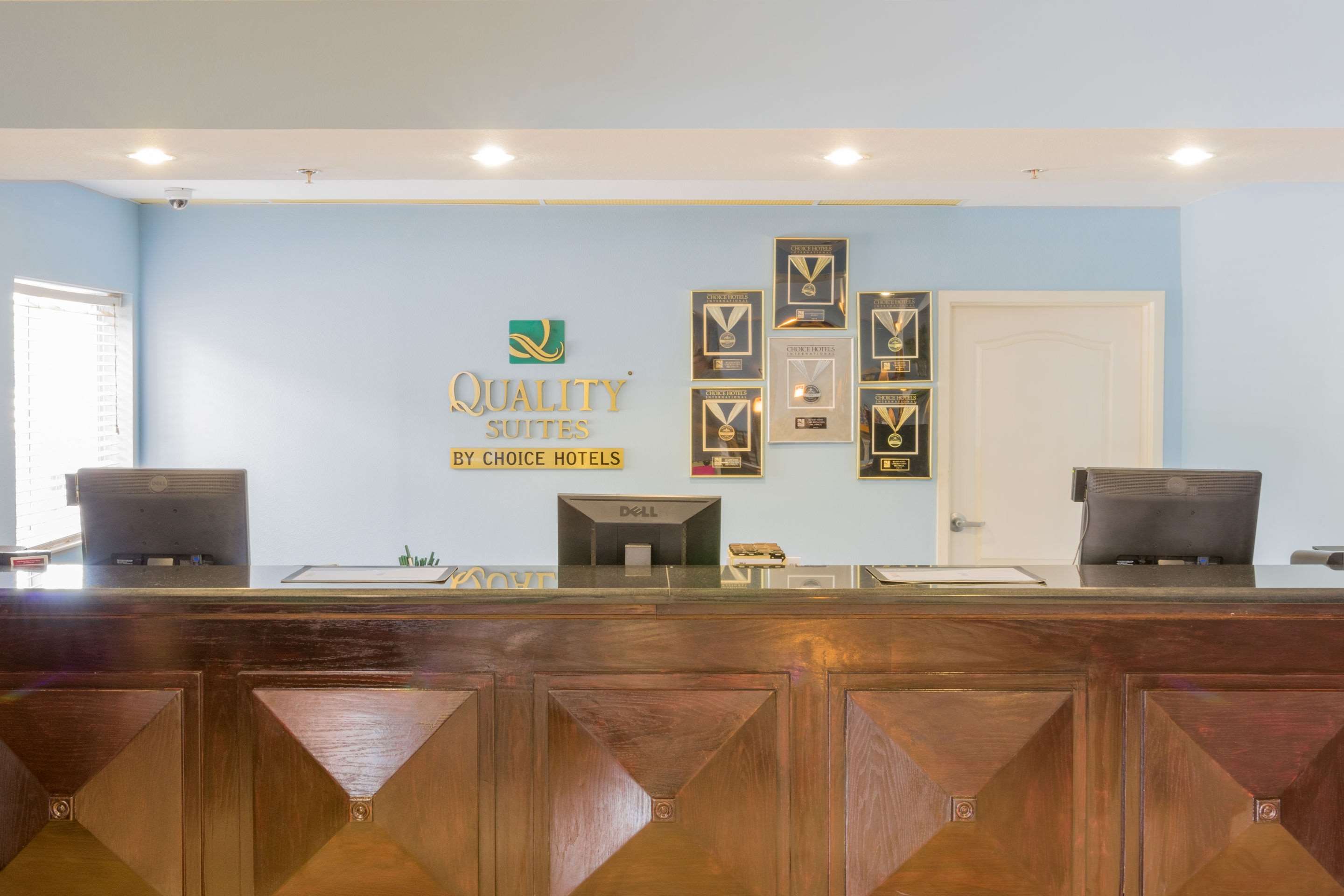 Front desk | Quality Suites Lake Buena Vista