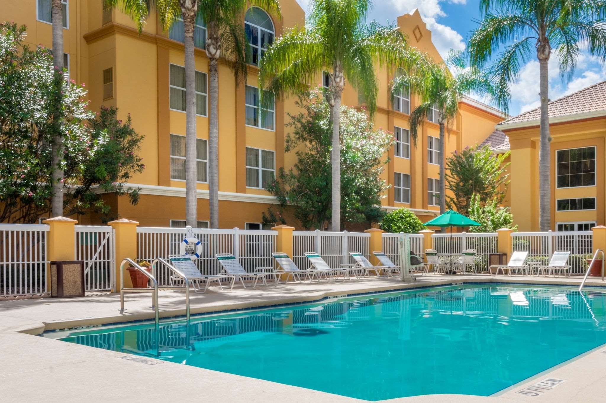Outdoor pool | Quality Suites Lake Buena Vista