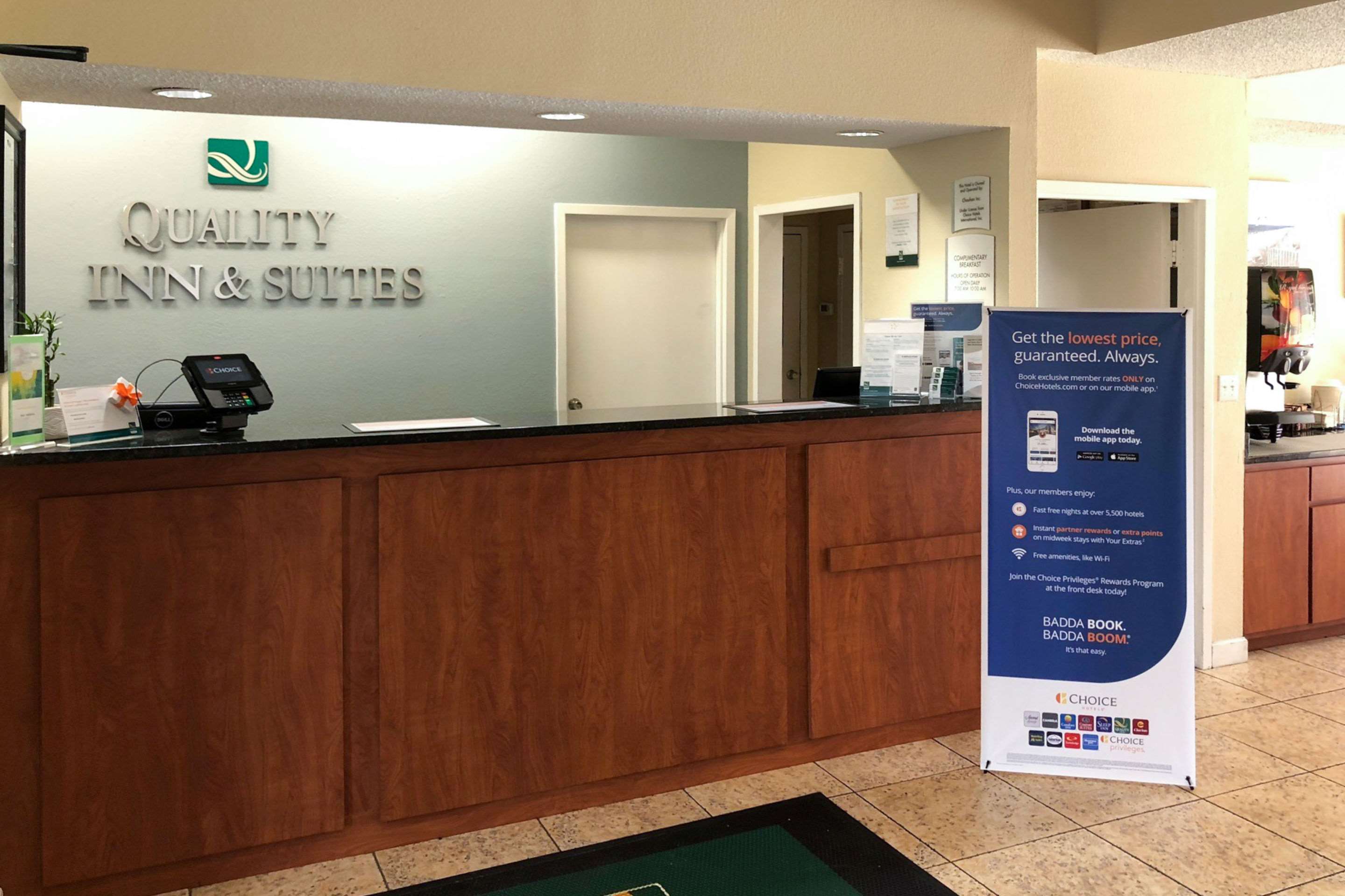 Front desk with friendly staff | Quality Inn & Suites Miramar Beach