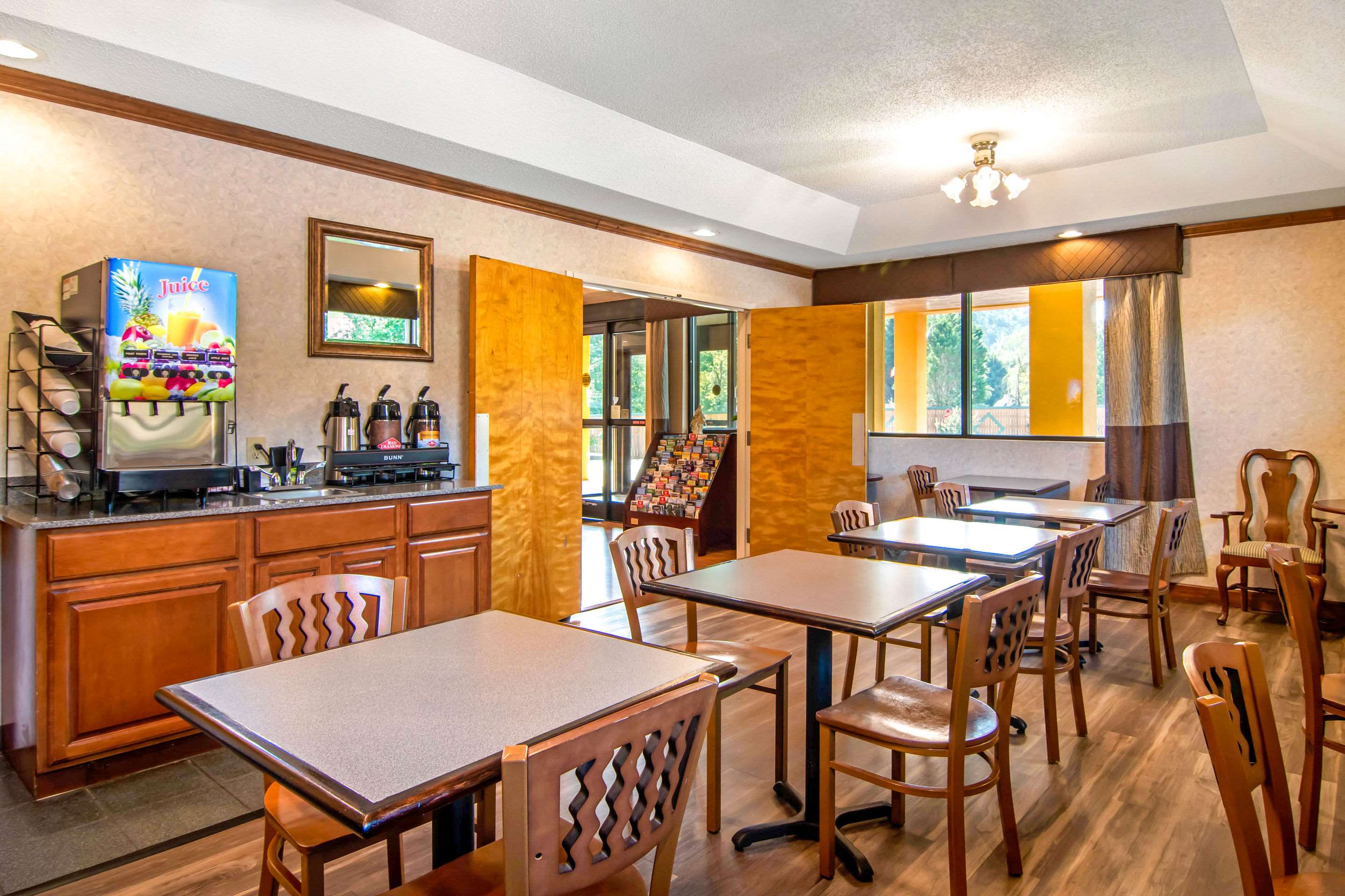 Breakfast area | Econo Lodge Helen