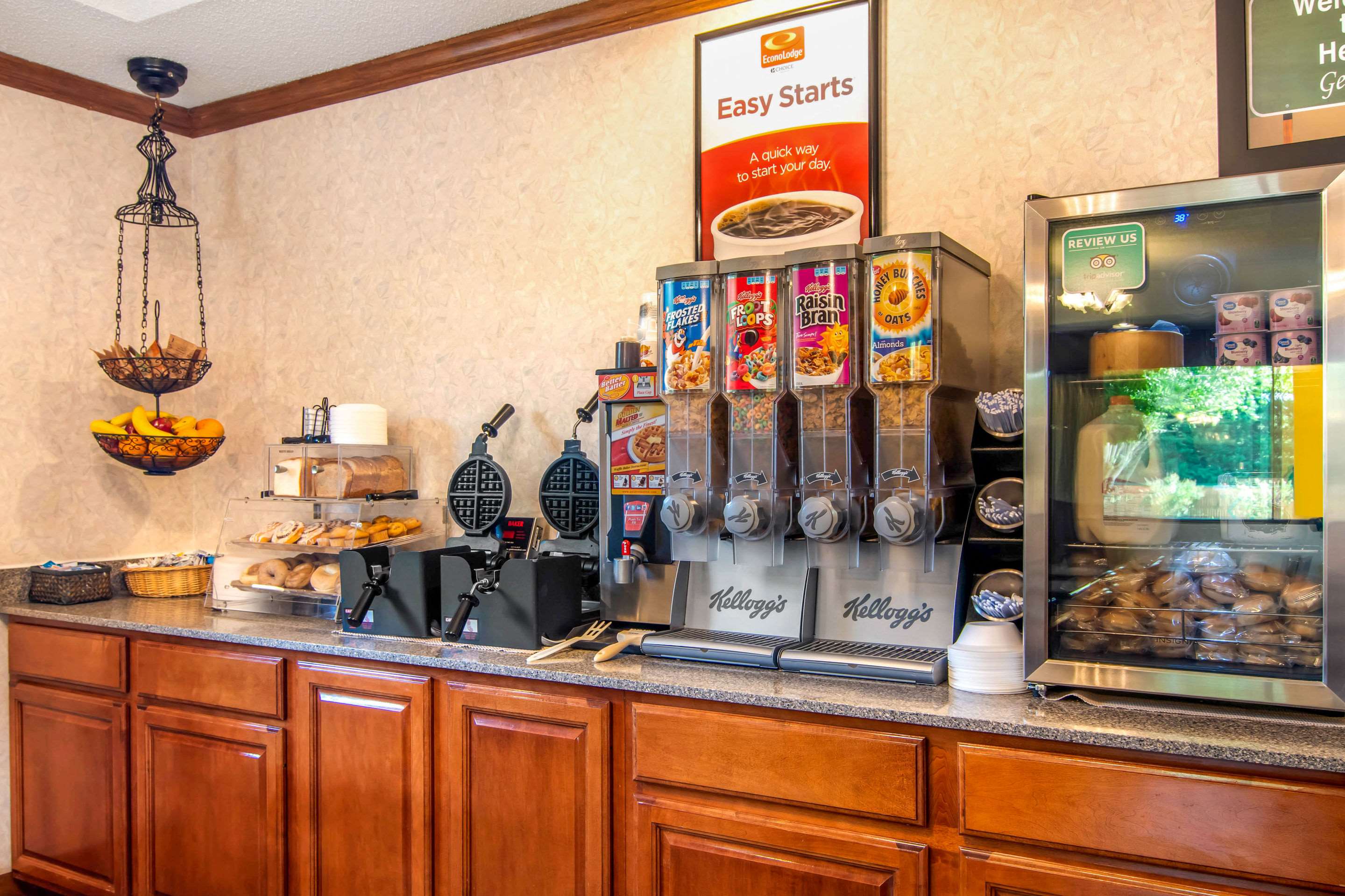 Breakfast counter | Econo Lodge Helen