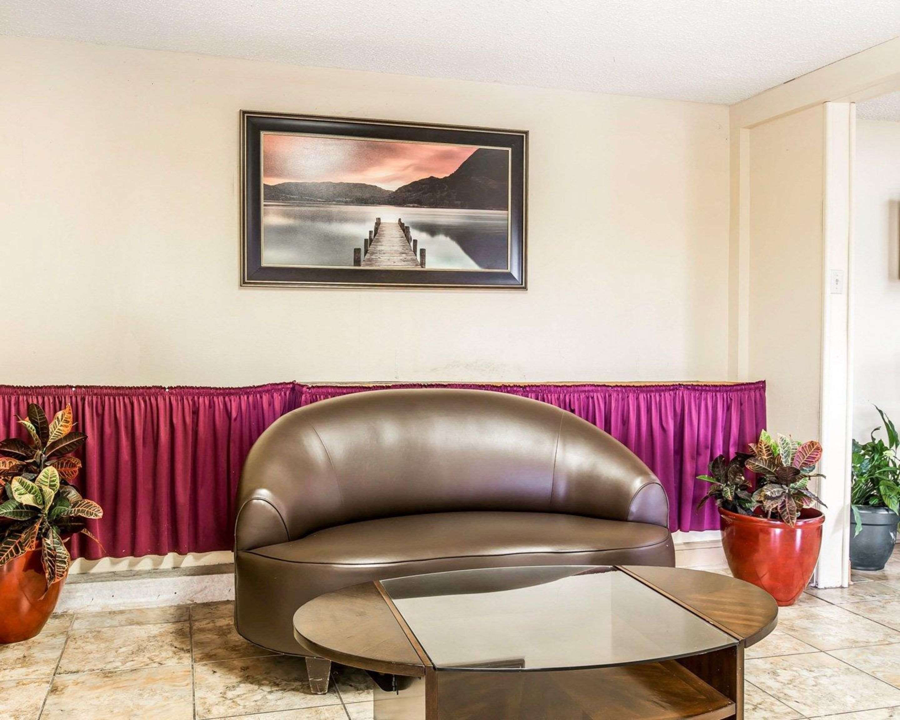 Sitting area | Econo Lodge