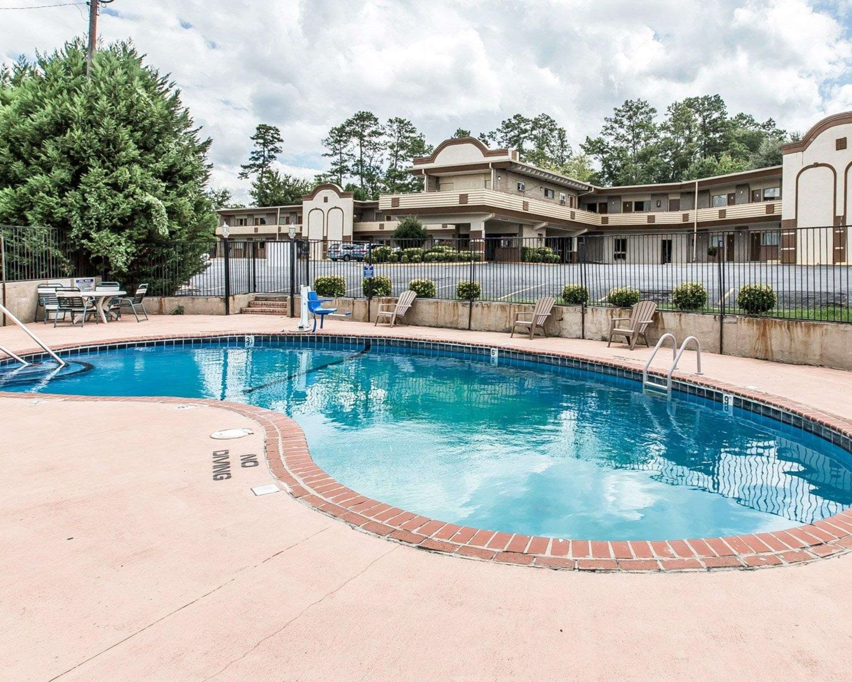 Outdoor pool with sundeck | Econo Lodge