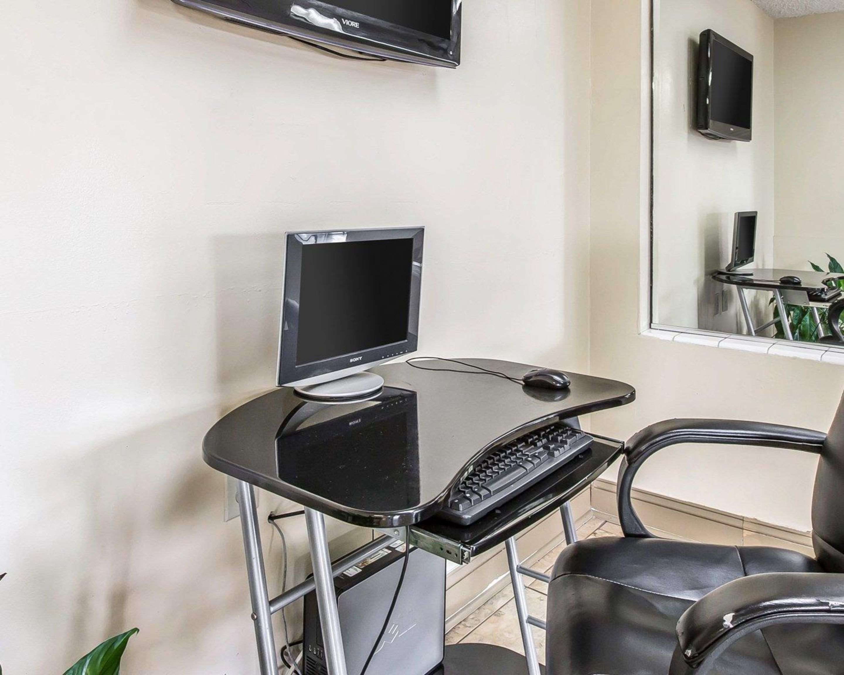 Computer in the lobby | Econo Lodge