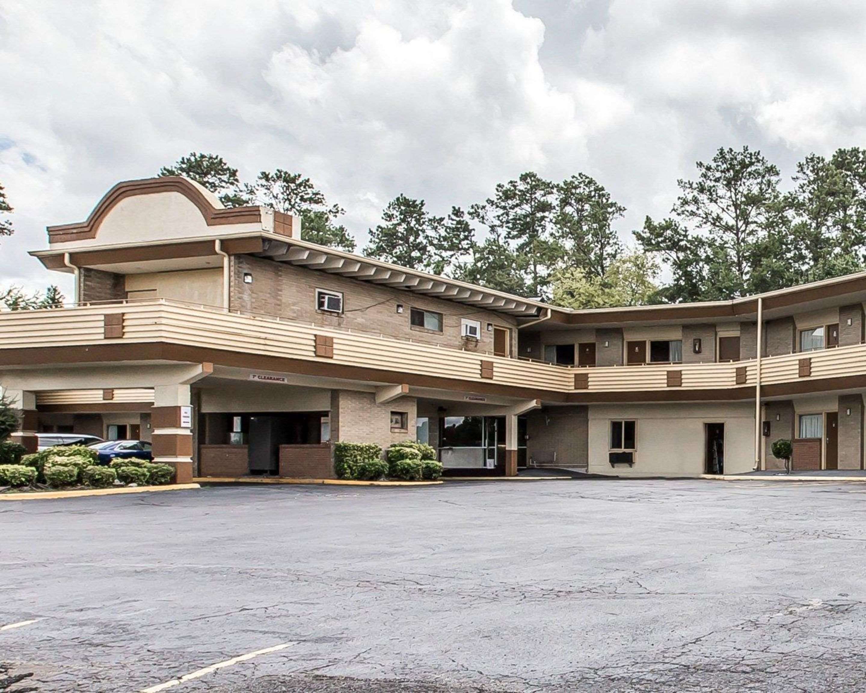 Hotel near airport | Econo Lodge