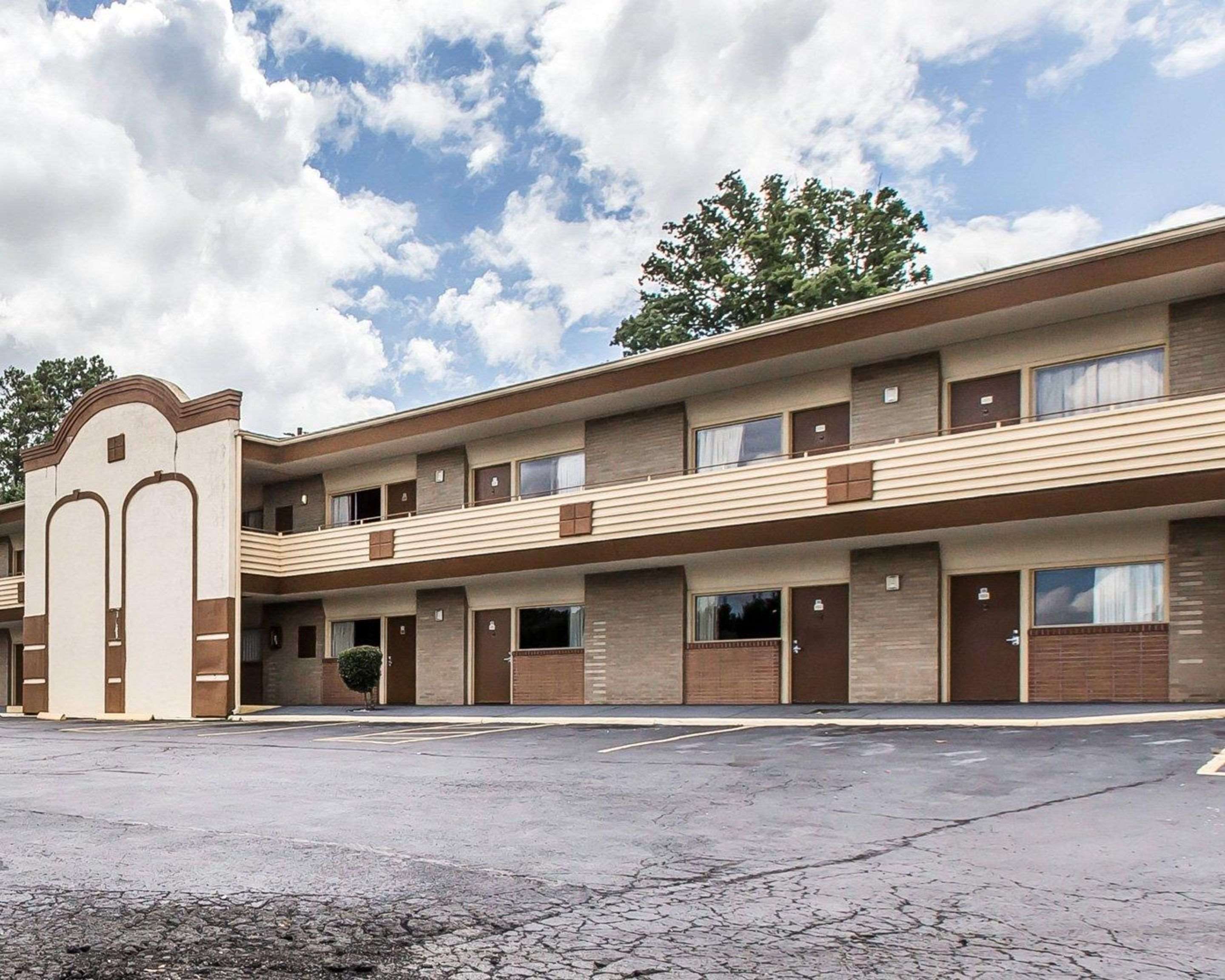 Hotel near military facility | Econo Lodge