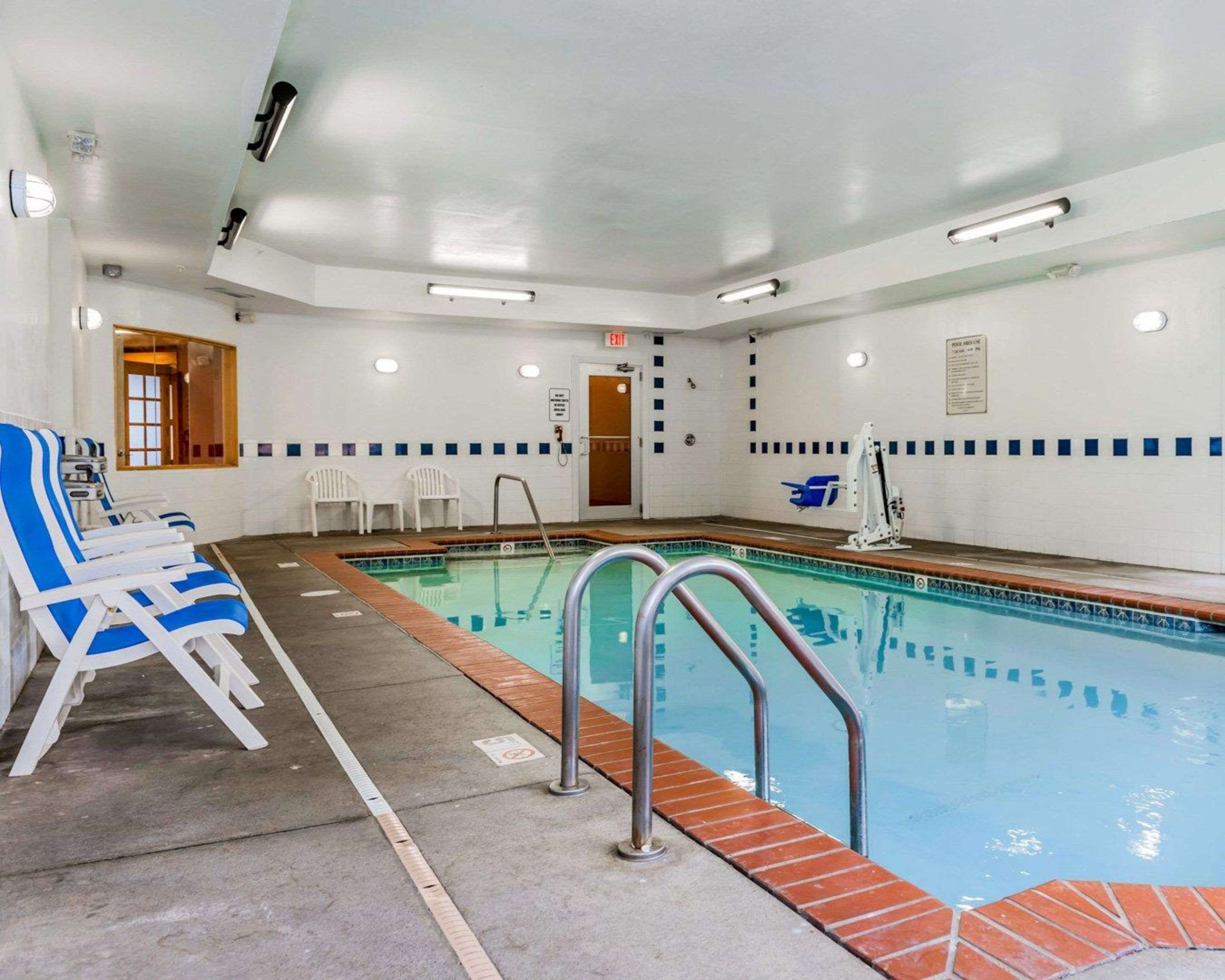 Indoor pool | Quality Inn East Indianapolis