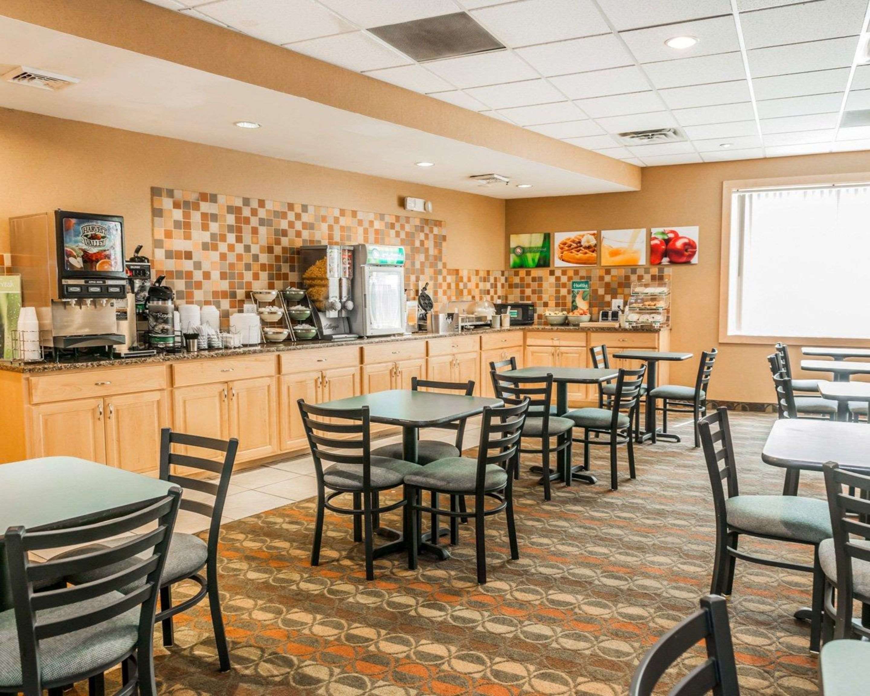 Spacious breakfast area | Quality Inn East Indianapolis