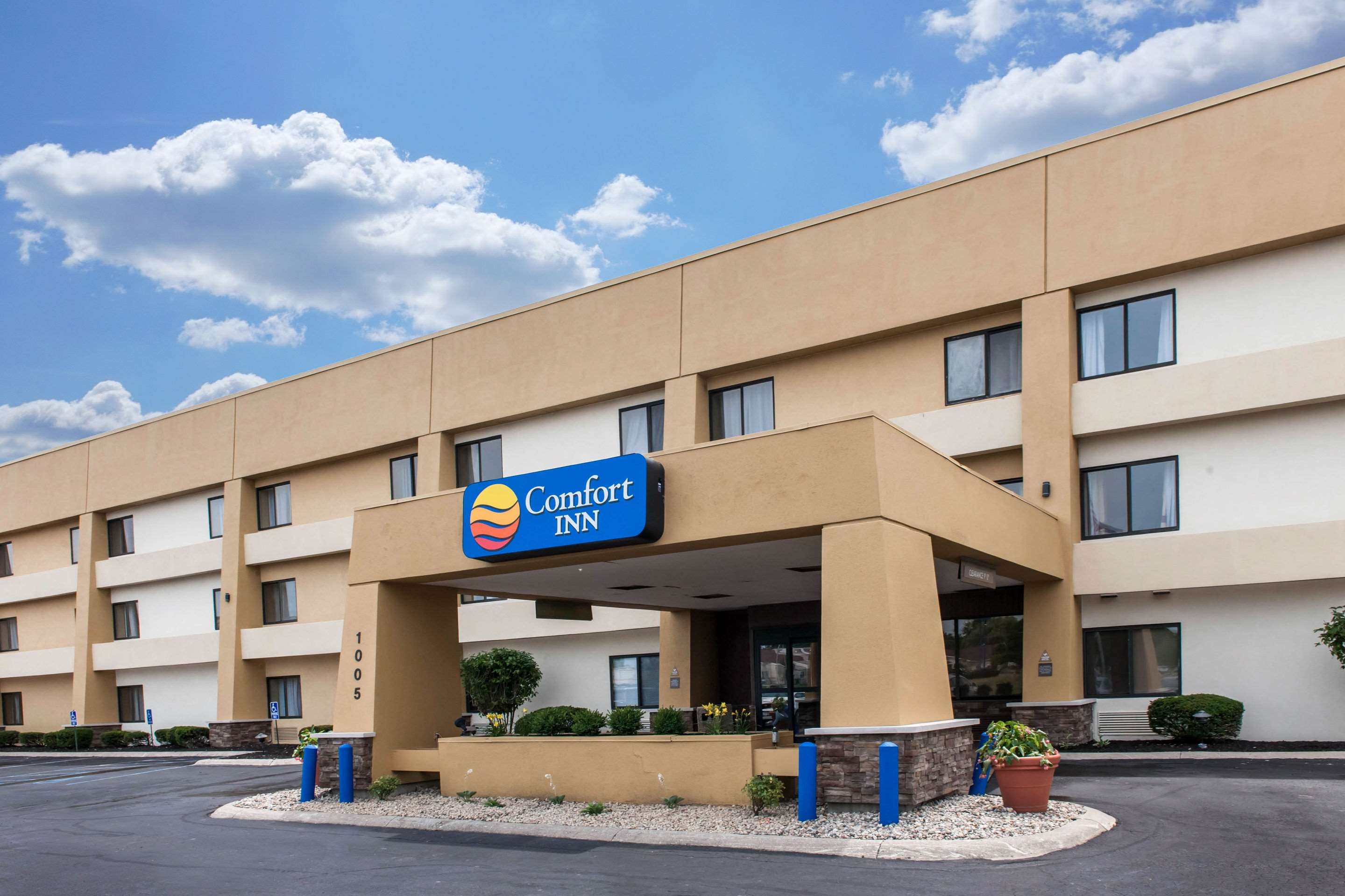 Hotel entrance | Comfort Inn near I-69 and Washington Center Road
