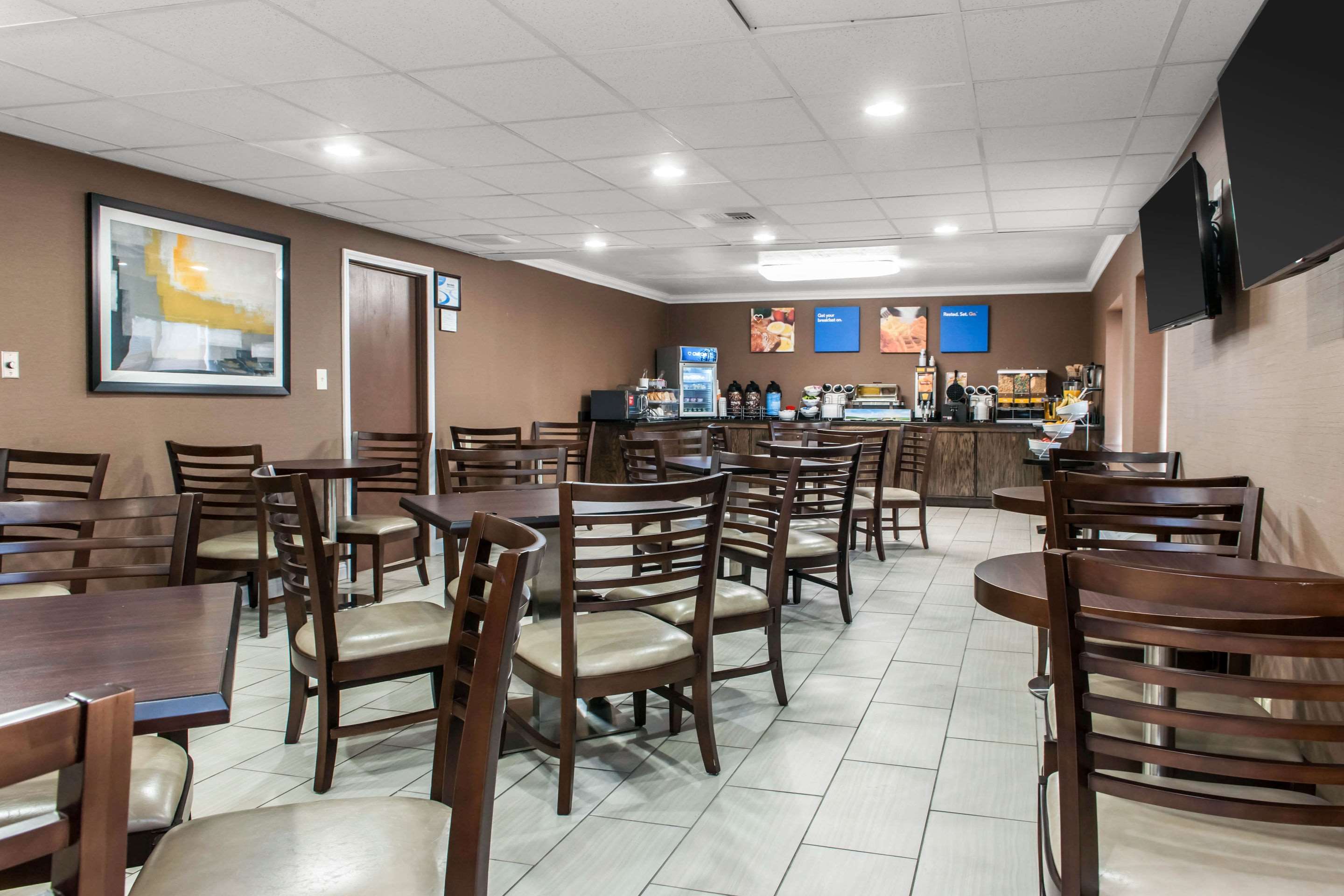 Enjoy breakfast in this seating area | Comfort Inn near I-69 and Washington Center Road