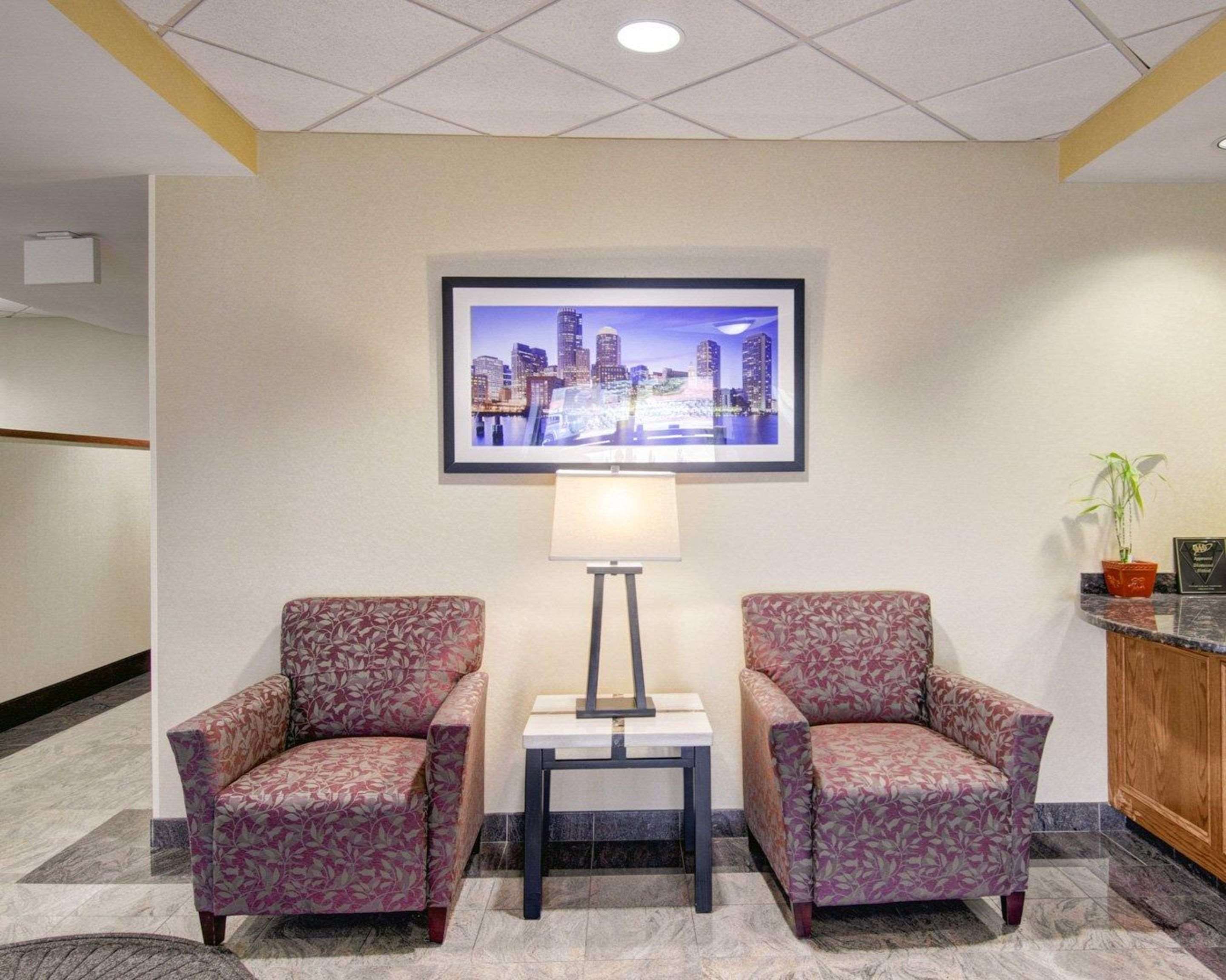 Spacious lobby with sitting area | Spark by Hilton Woburn Boston