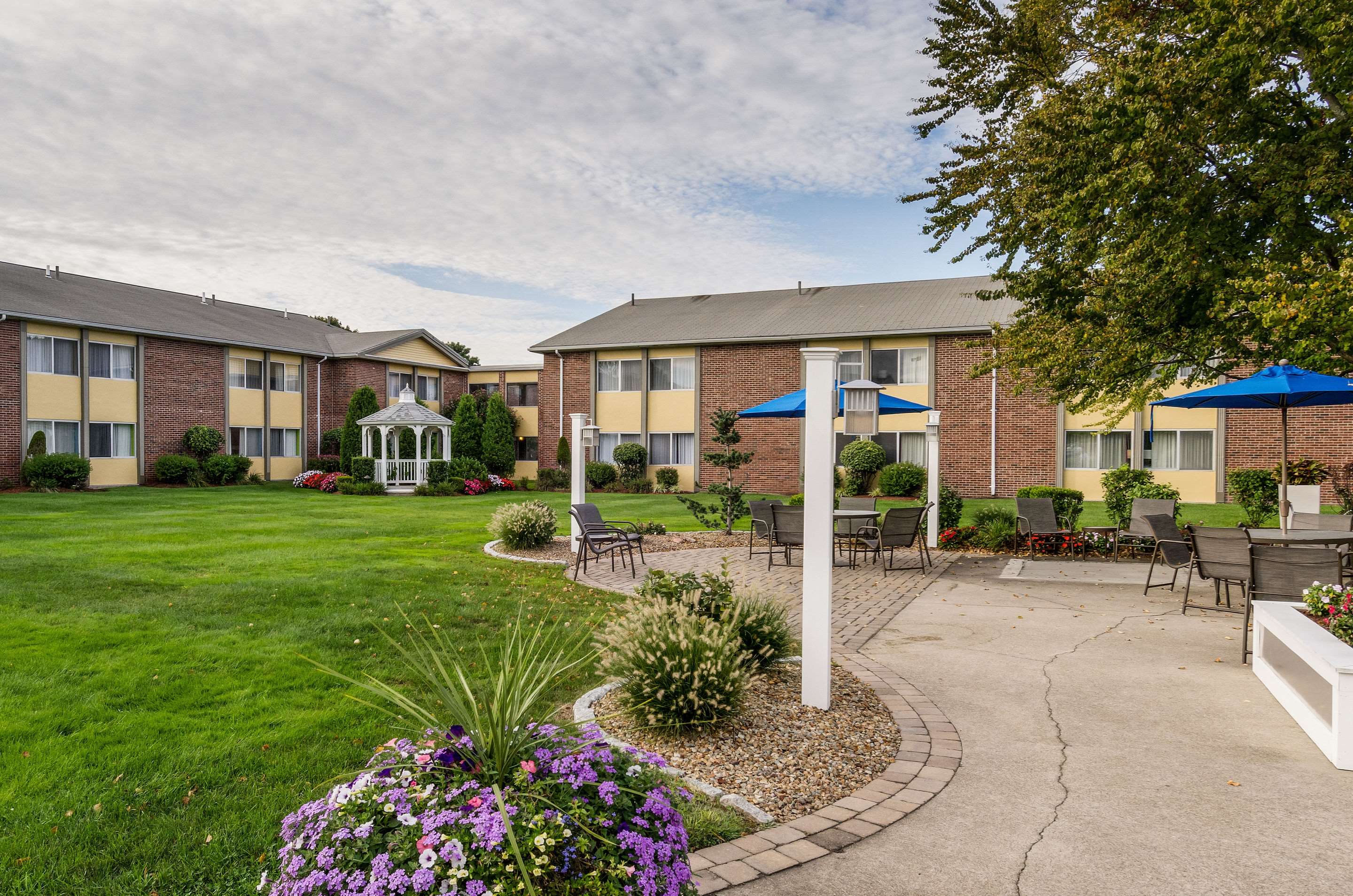 Hotel outdoor courtyard | Clarion Inn Seekonk - Providence