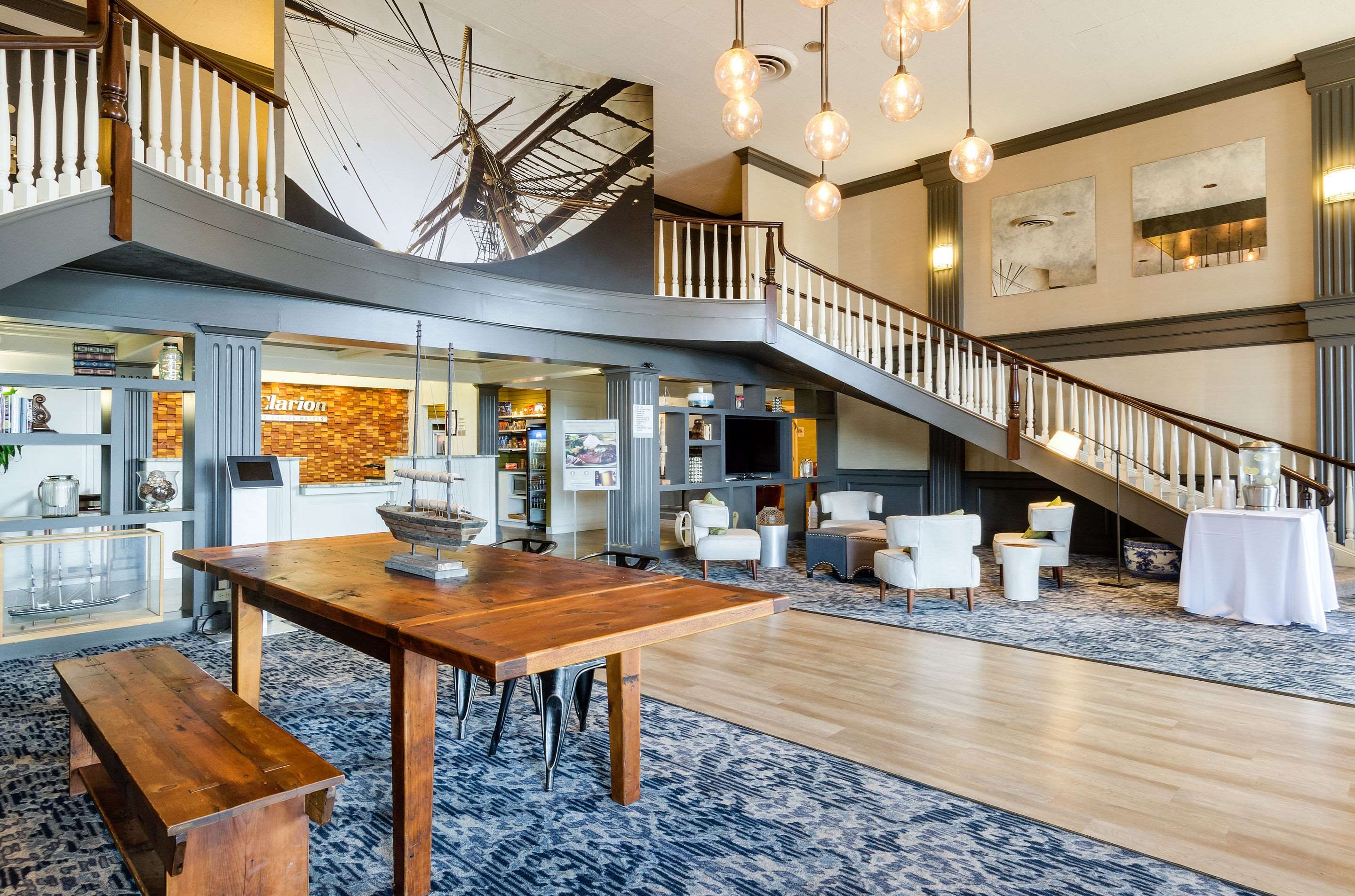 Hotel lobby with community table | Clarion Inn Seekonk - Providence