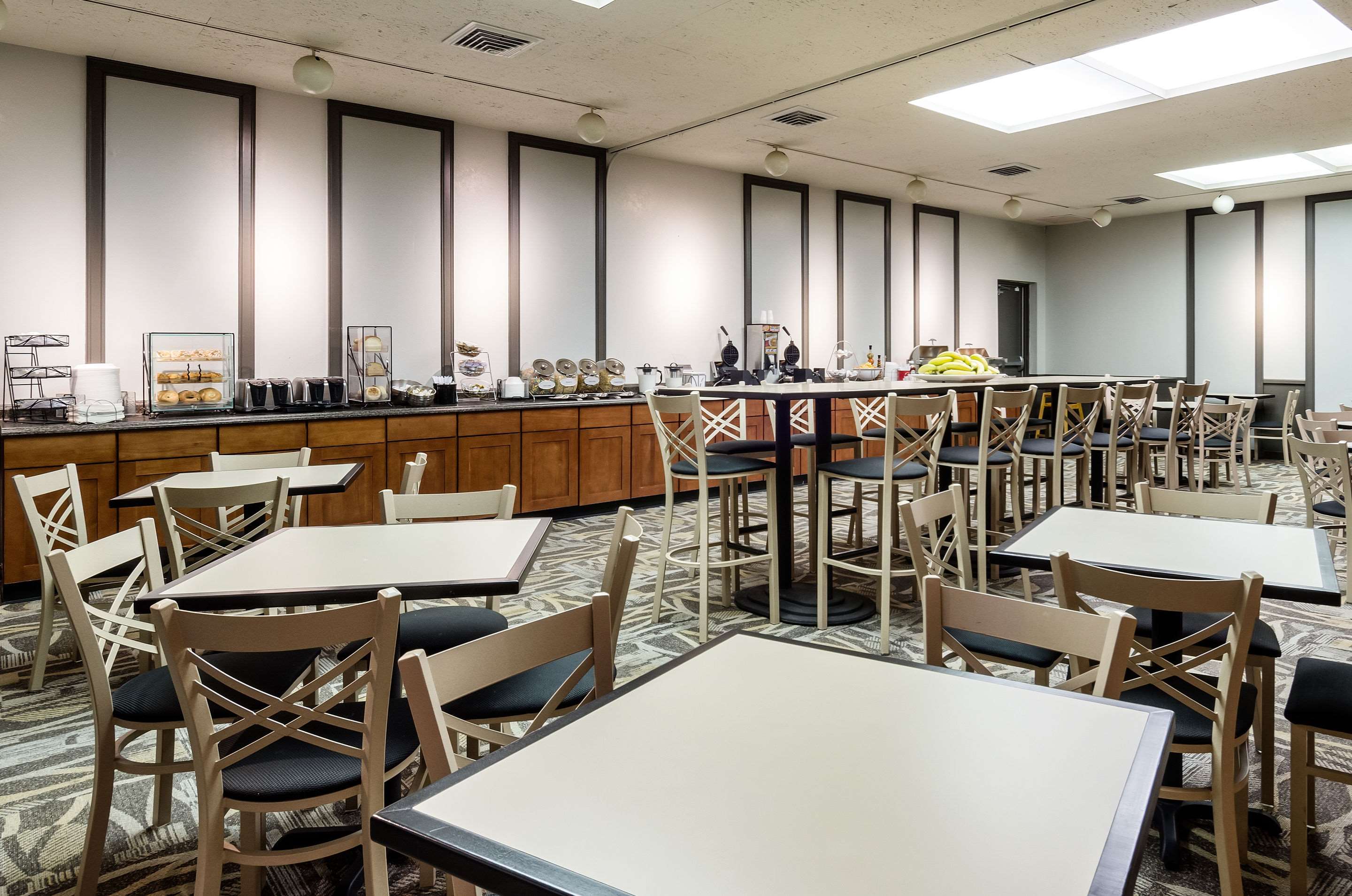 Spacious breakfast area | Clarion Inn Seekonk - Providence