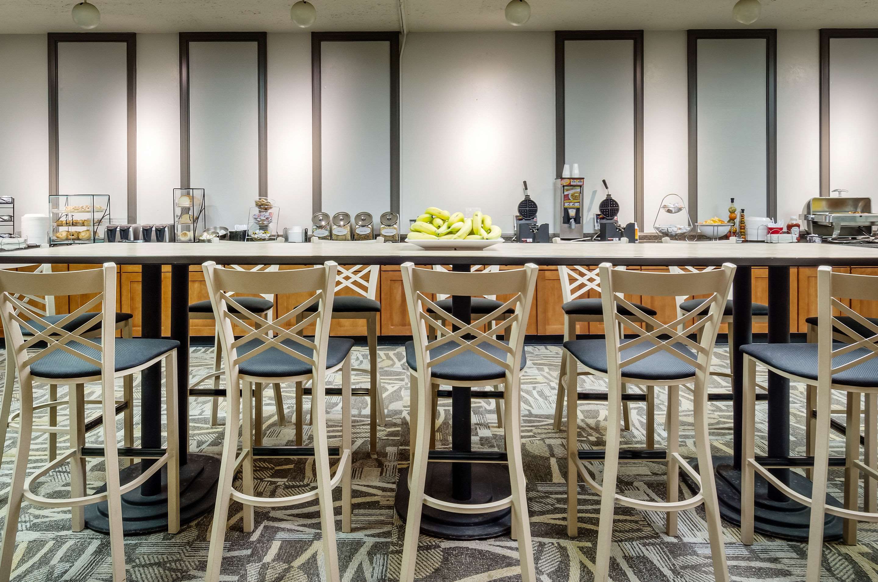 Community table in breakfast area | Clarion Inn Seekonk - Providence