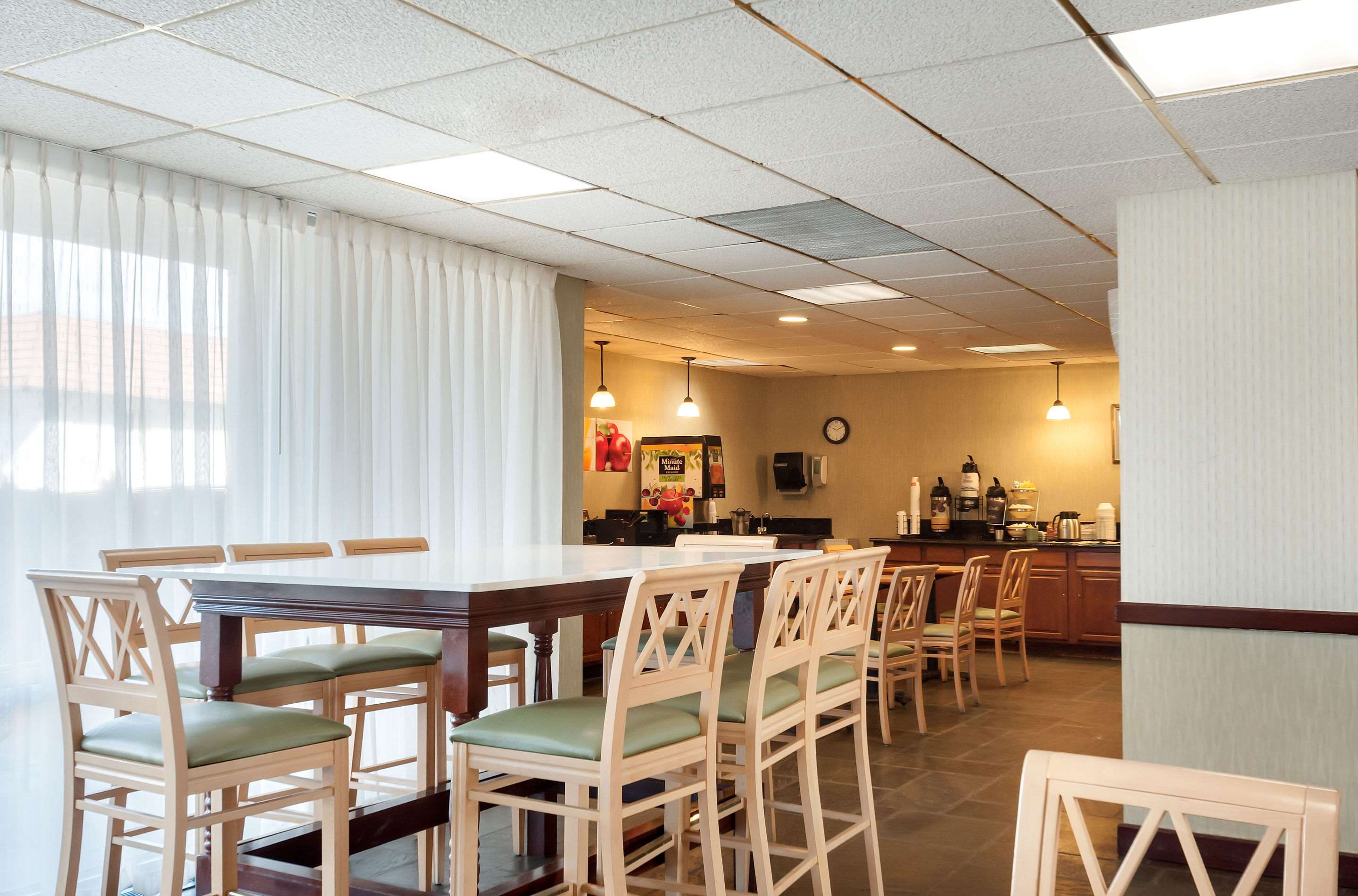 Breakfast area | Best Western Laurel