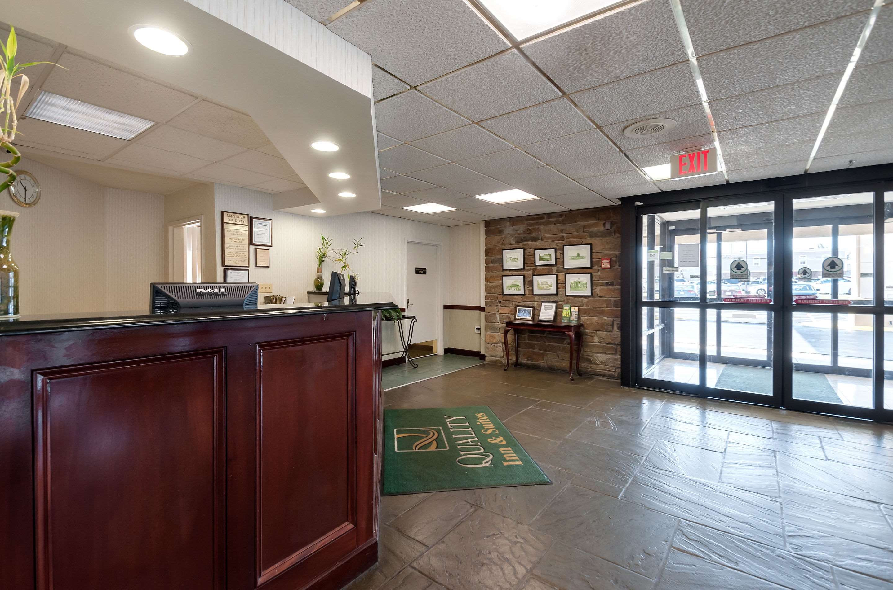 Front desk with friendly staff | Best Western Laurel