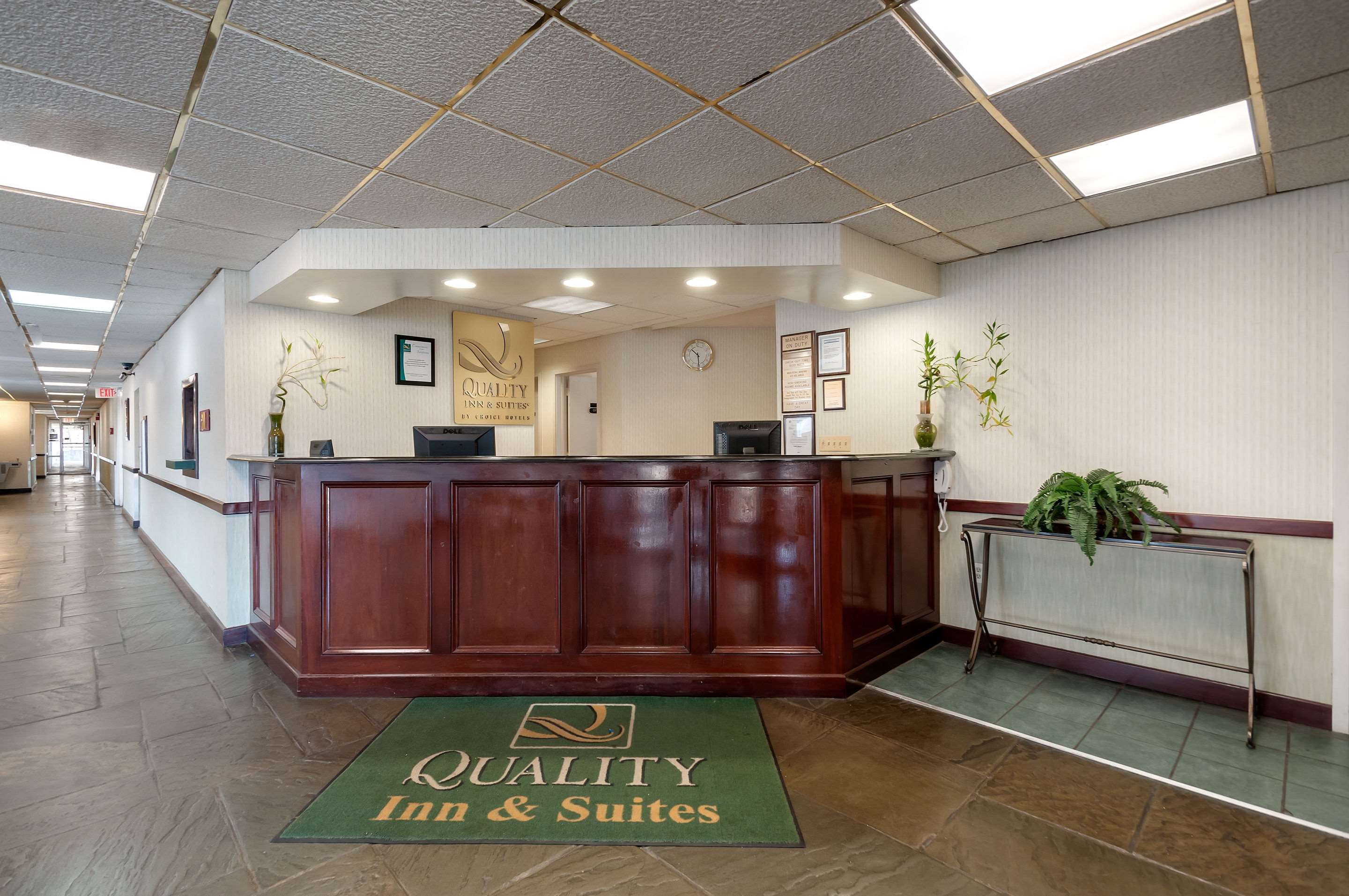 Front desk | Best Western Laurel