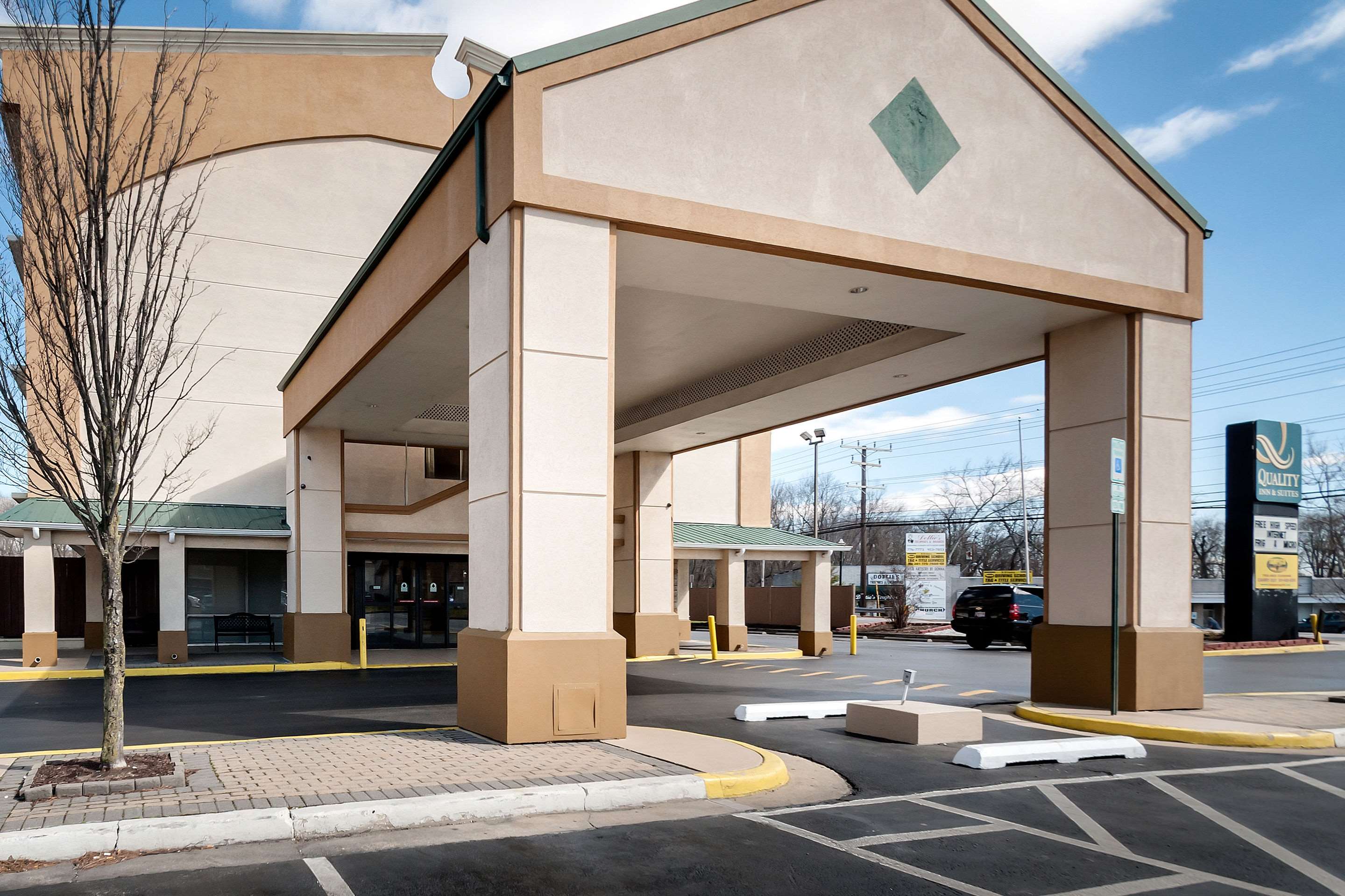 Hotel entrance | Best Western Laurel