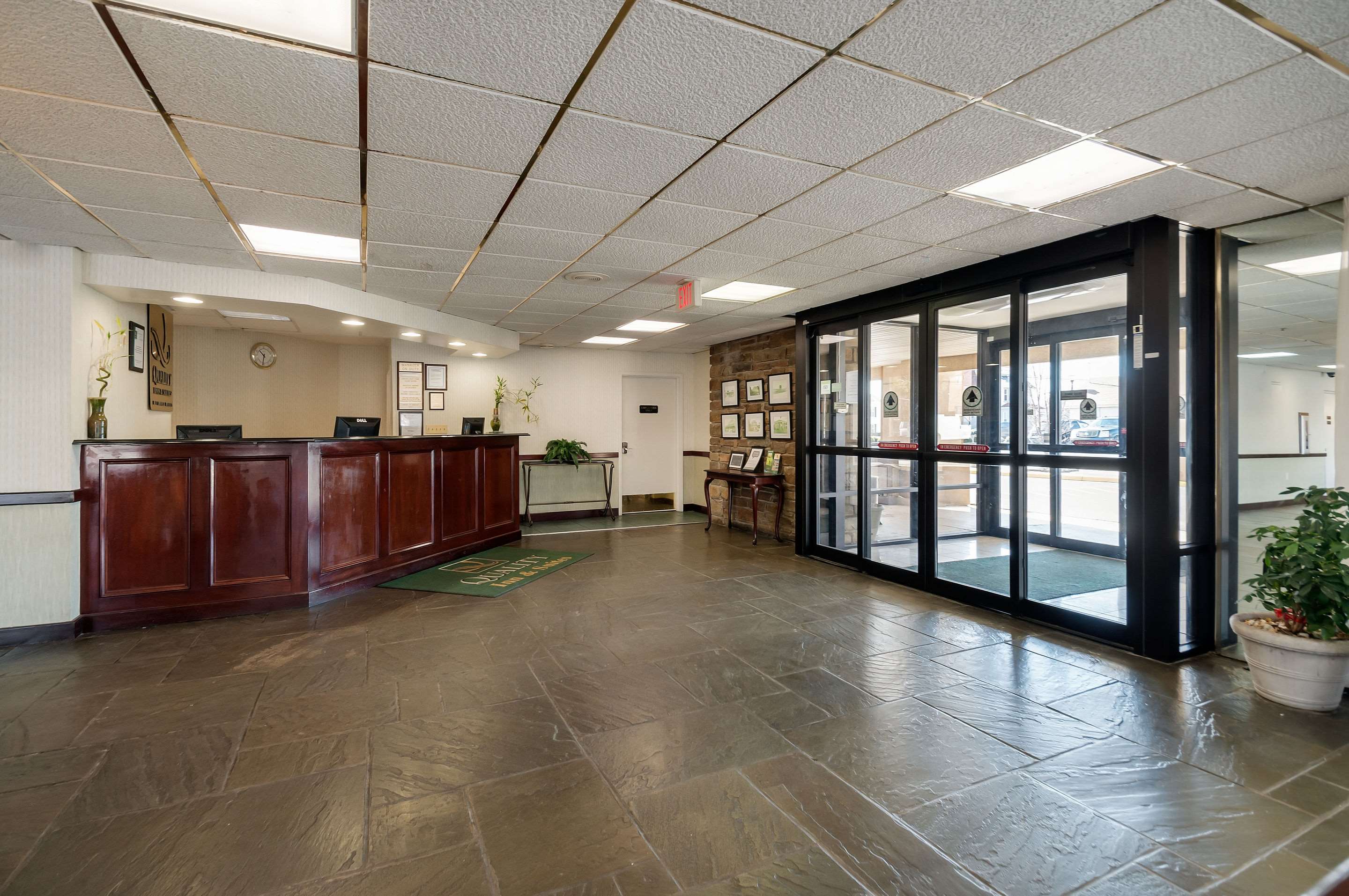 Front desk | Best Western Laurel