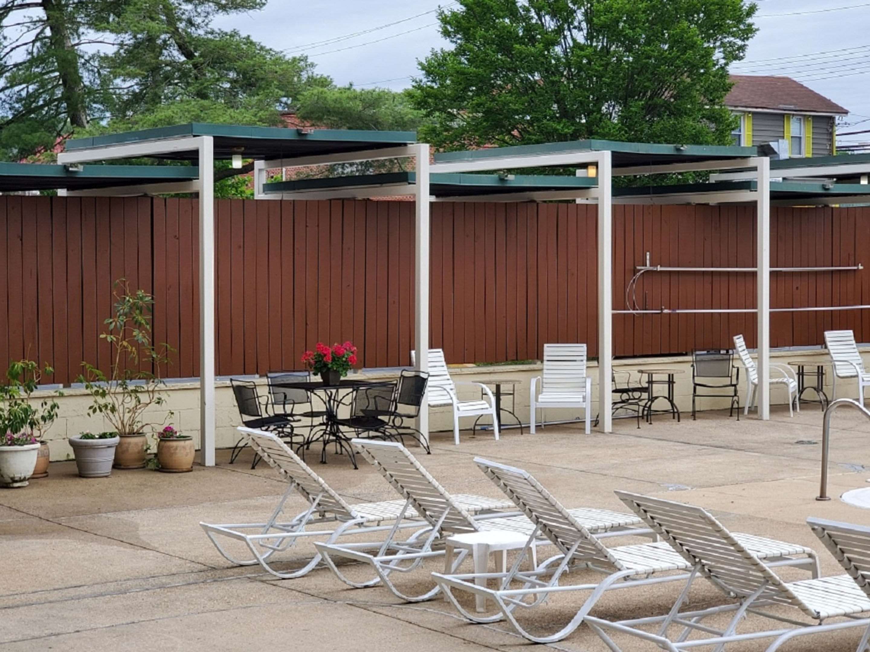 Outdoor pool | Best Western Laurel