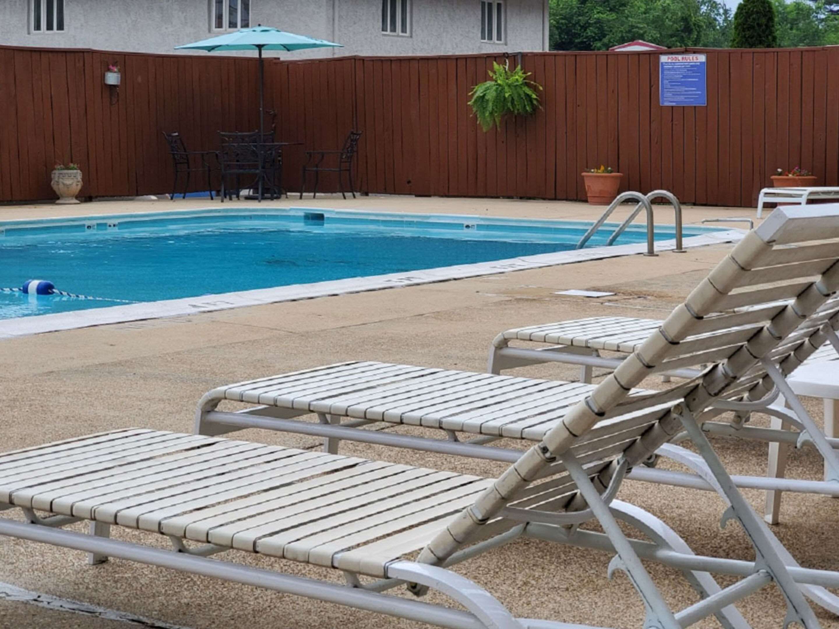Outdoor pool | Best Western Laurel