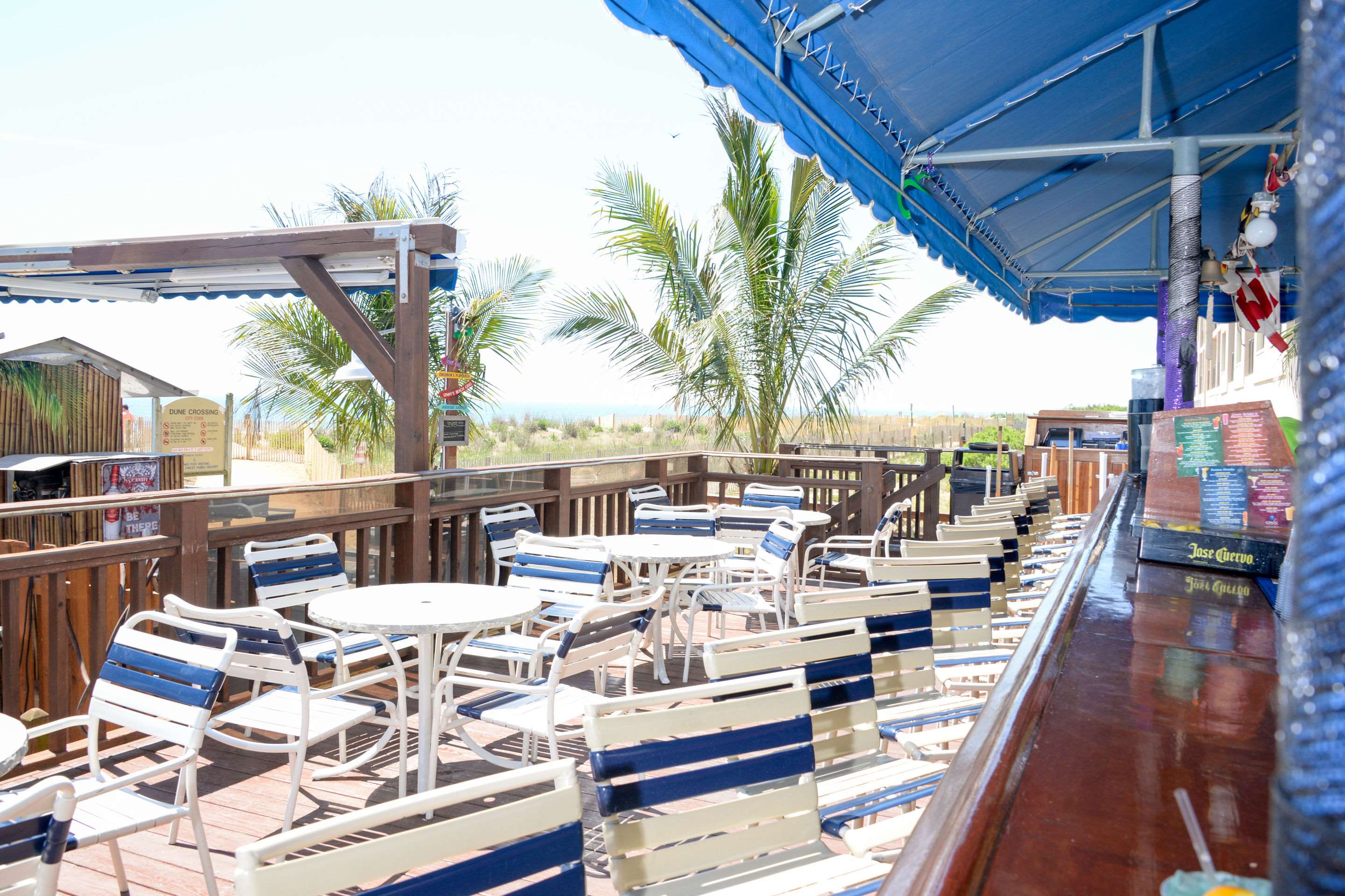 Lenny's Beach Bar & Grill