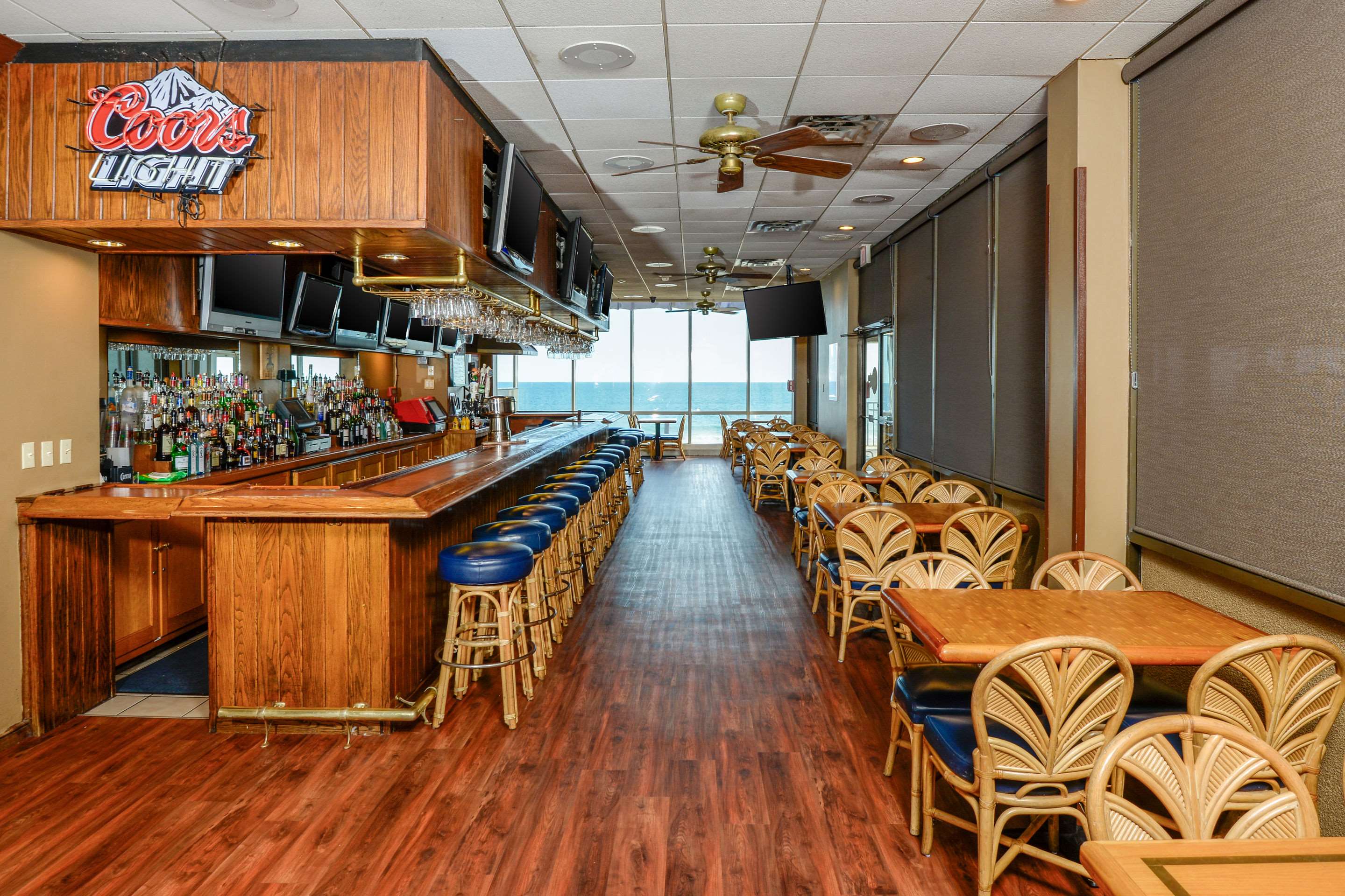 Breaker's Pub, hotel bar