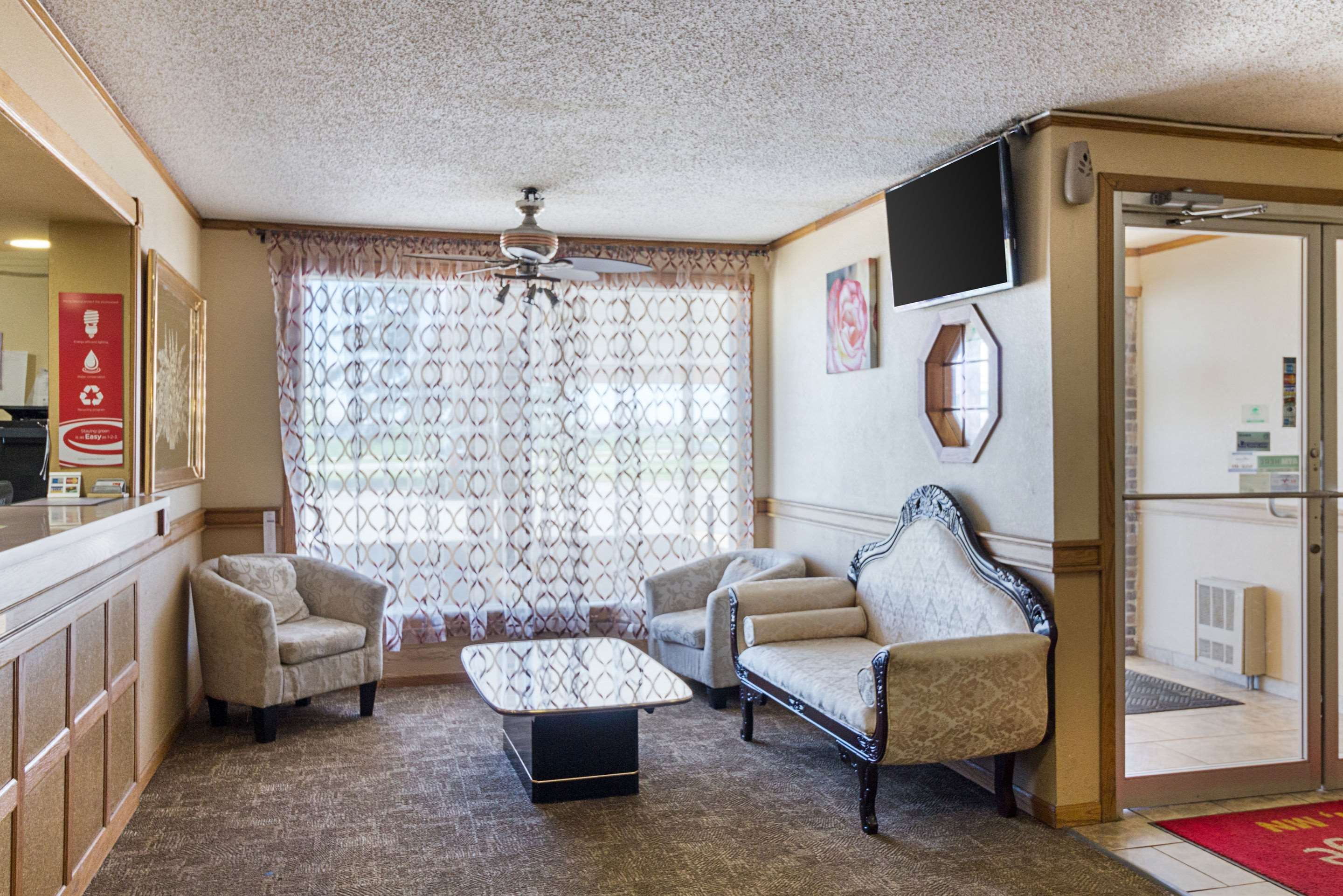 Lobby | Econo Lodge