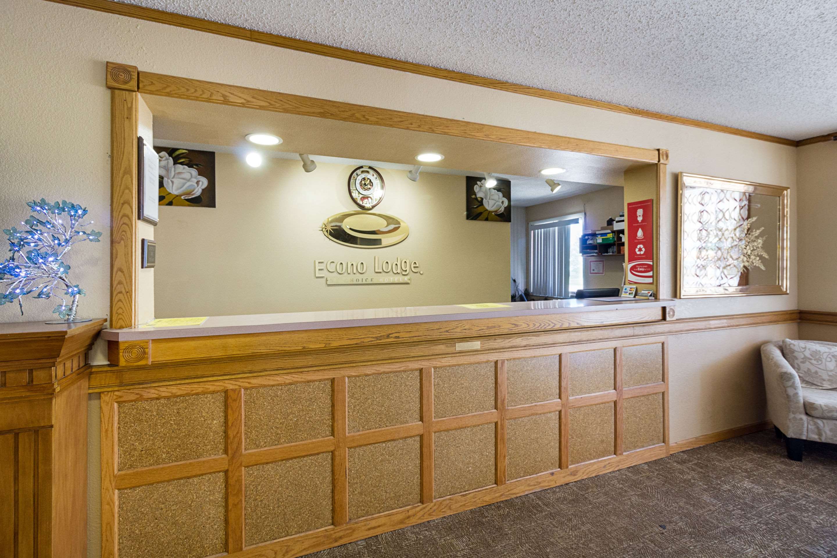 Front desk | Econo Lodge