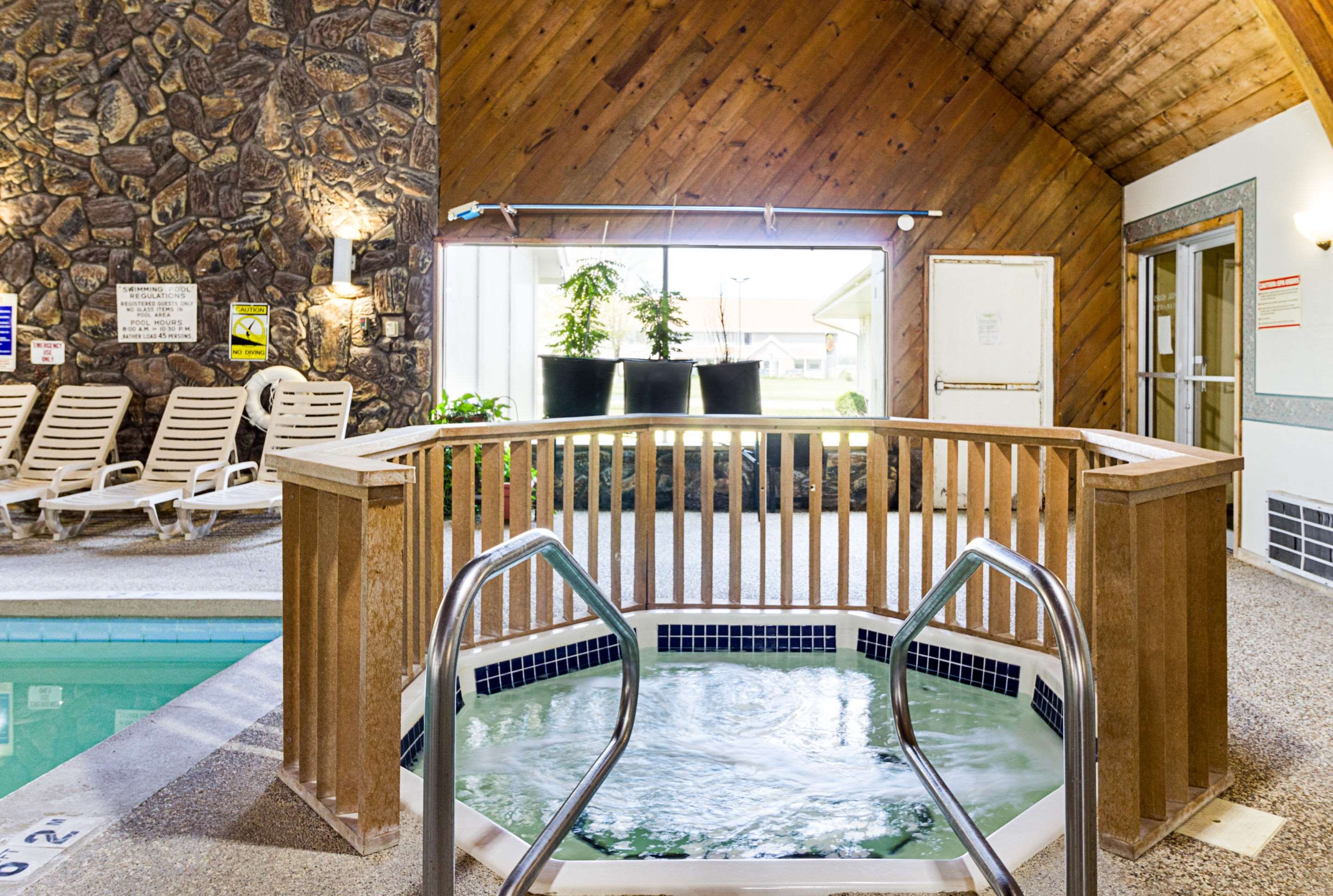 Hotel hot tub | Econo Lodge
