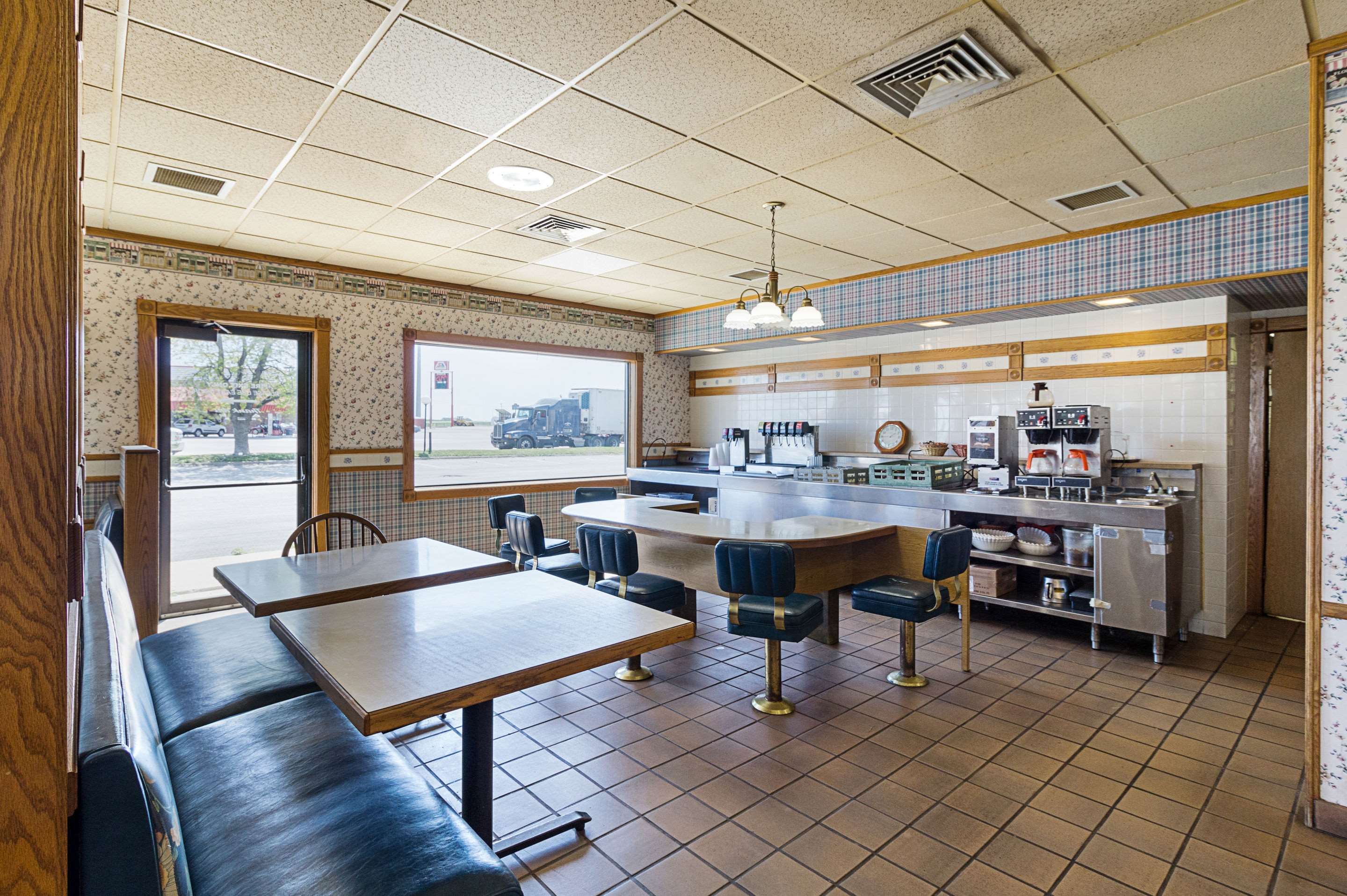 Free hot breakfast | Econo Lodge