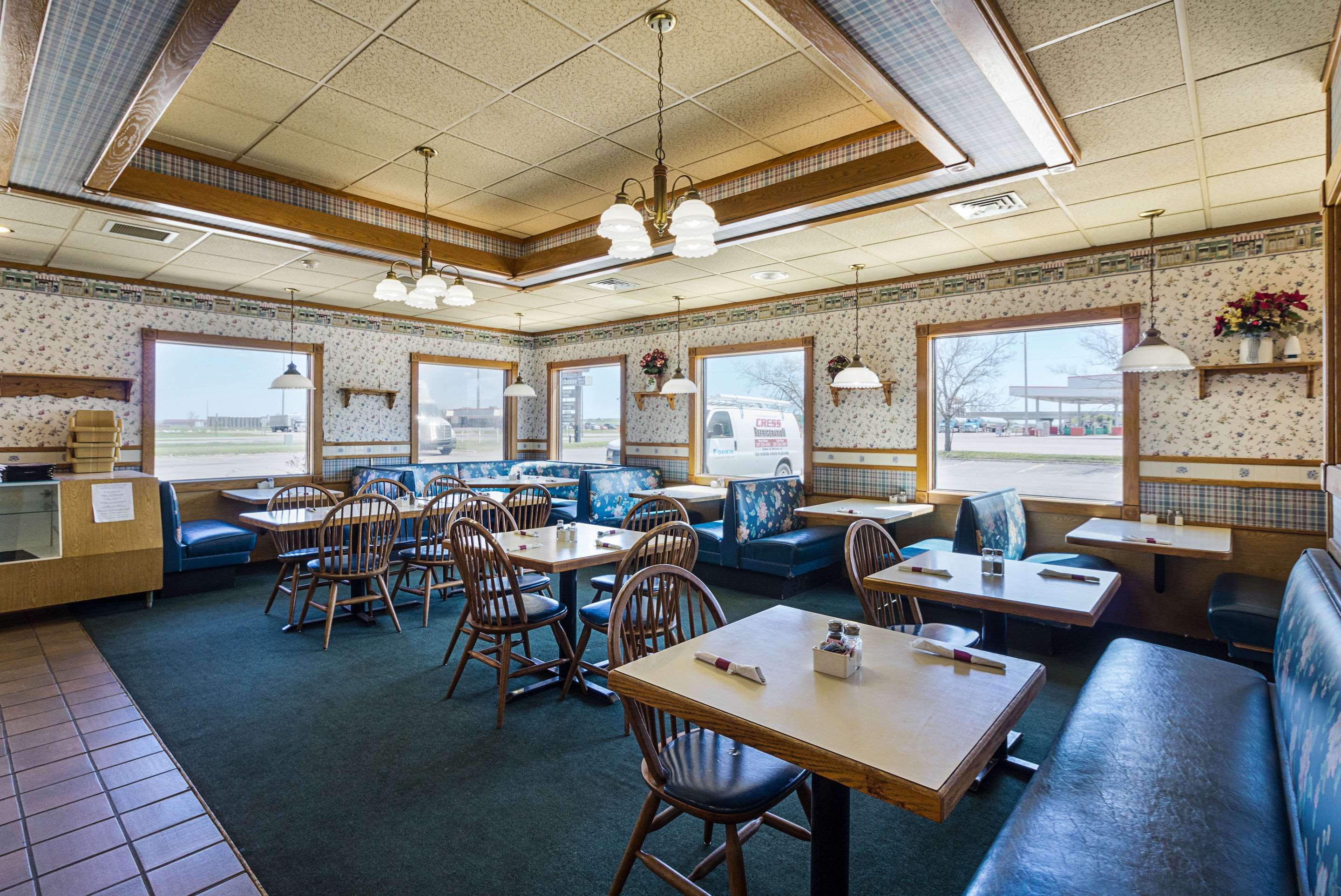 Breakfast seating area | Econo Lodge