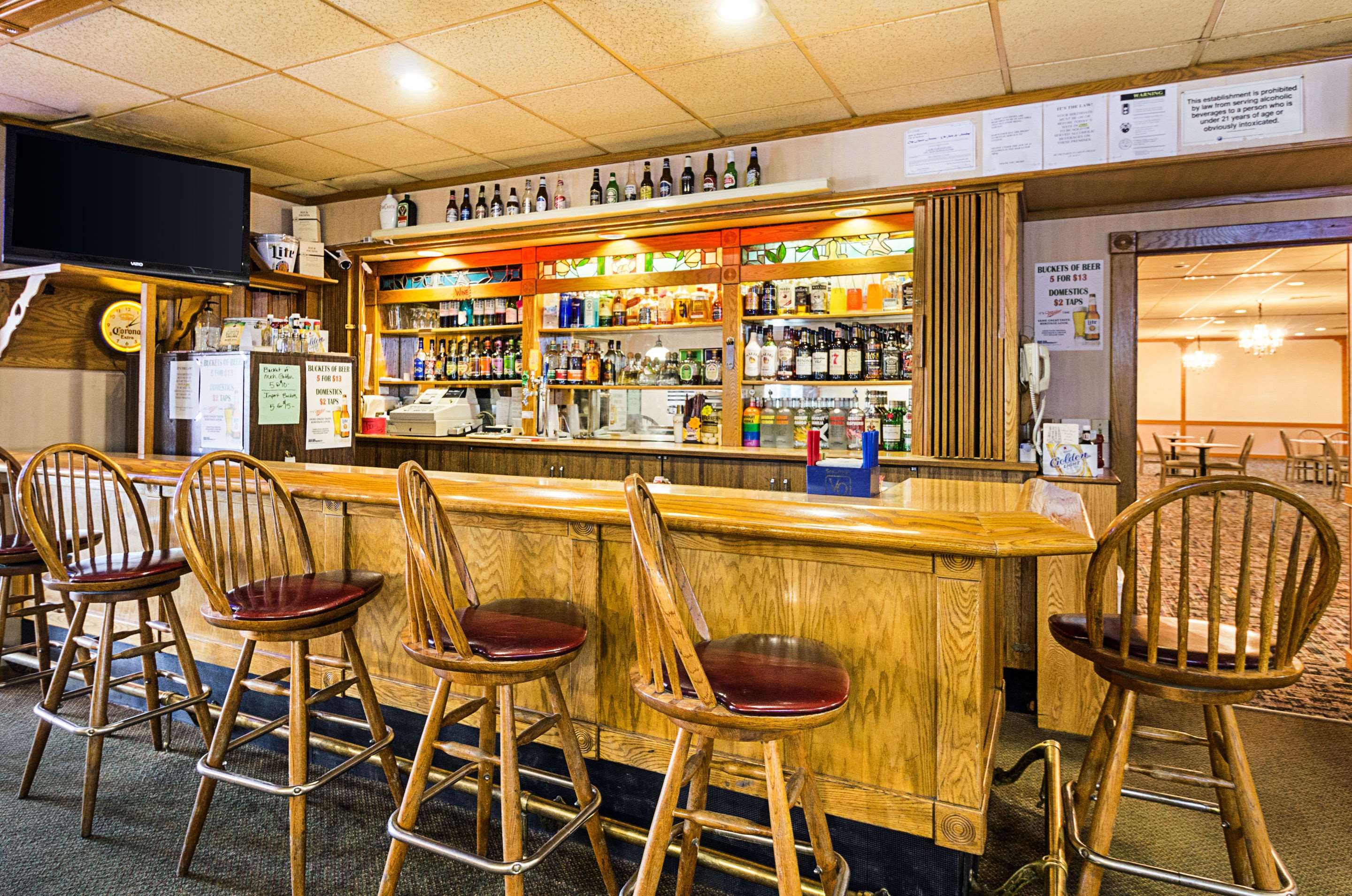 Cocktail lounge | Econo Lodge
