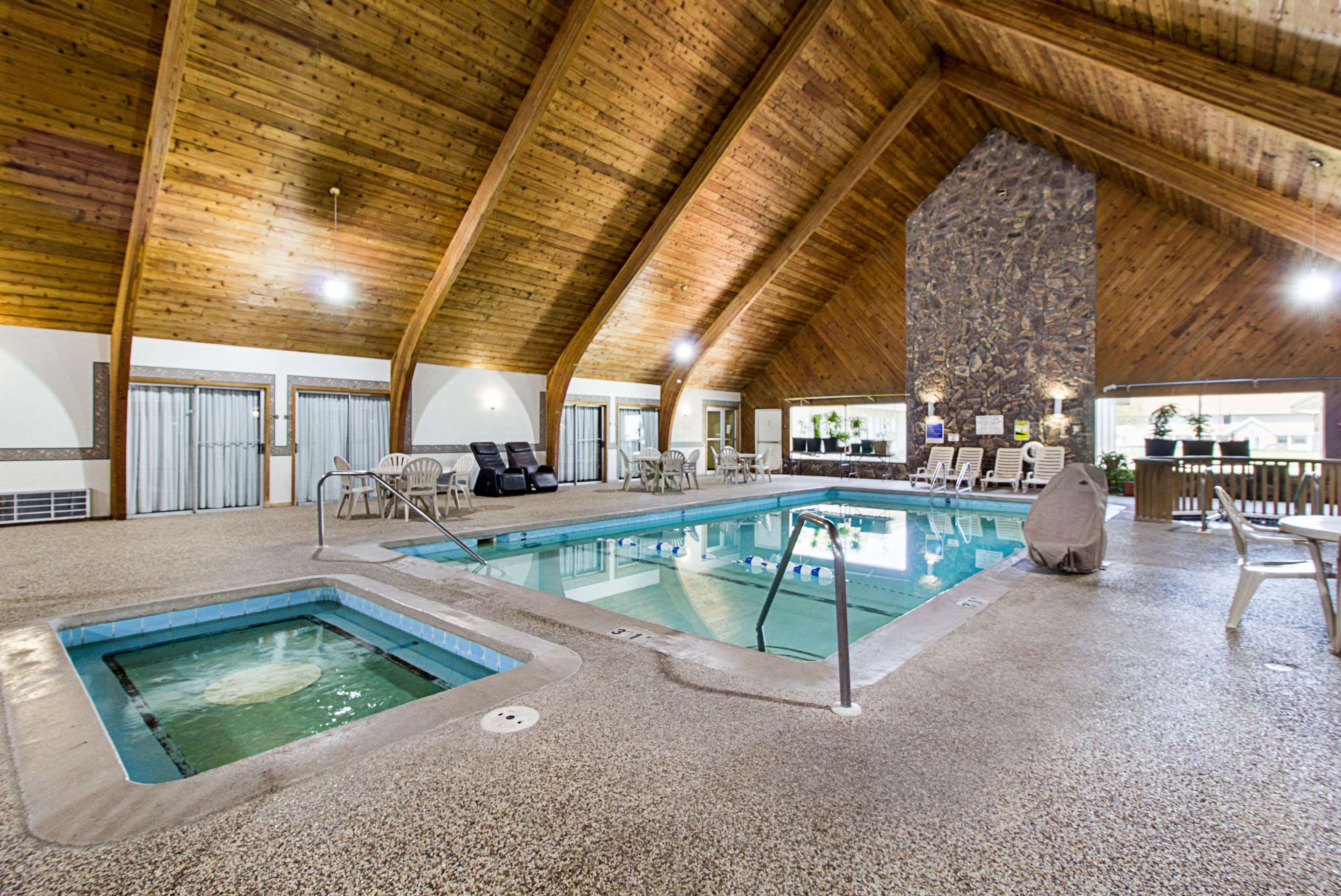Hotel pool | Econo Lodge
